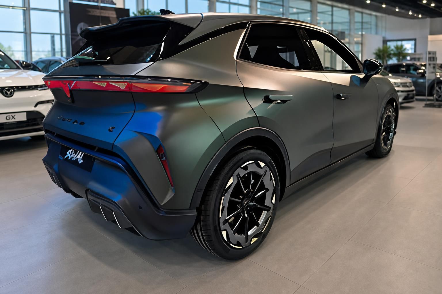 Cupra Raval Heckansicht mit Spoiler und Design-Felgen im Autohaus