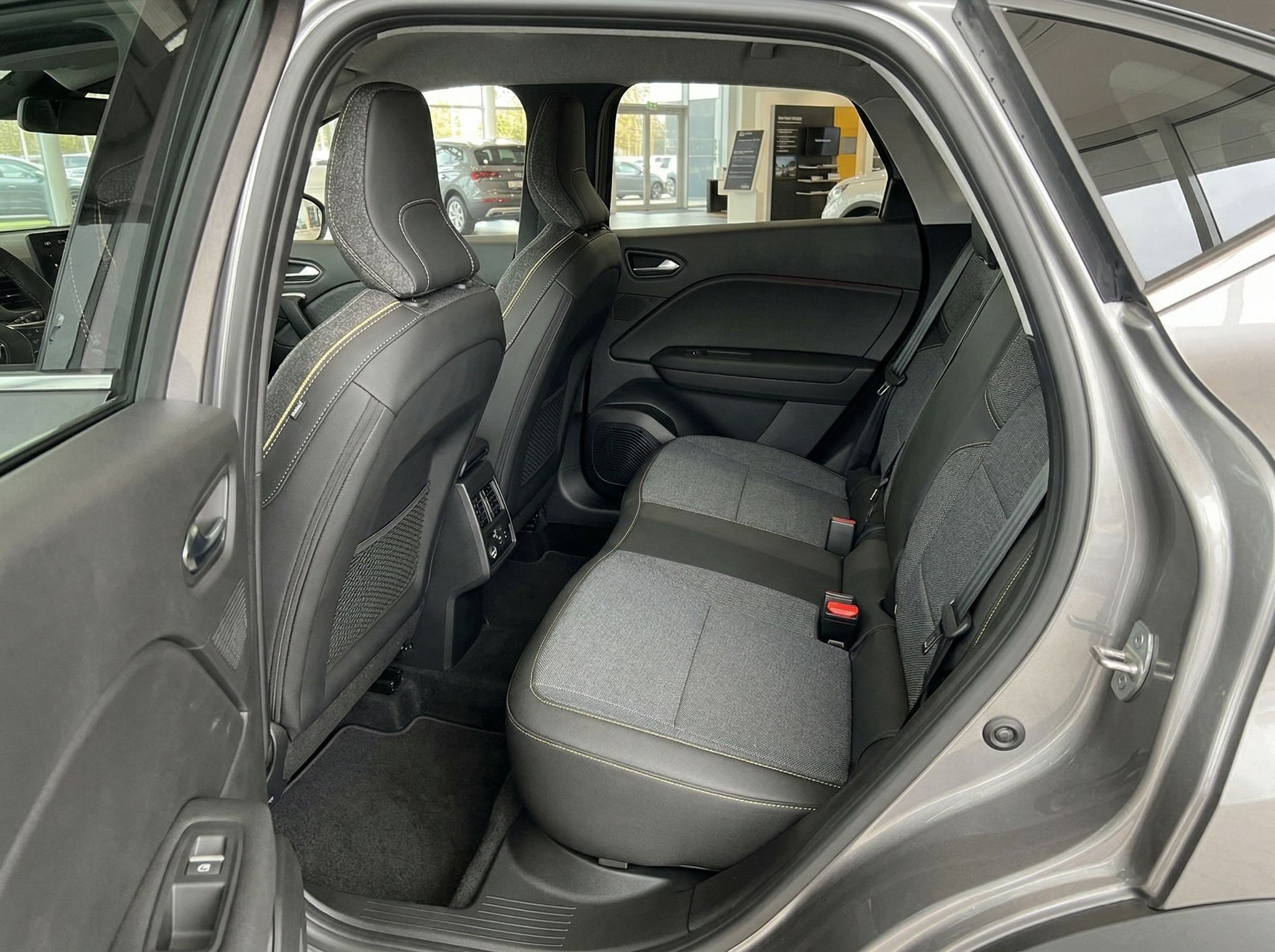 Renault Rücksitzbank mit grauen Polstern und Mittelarmlehne im Fond des Fahrzeugs