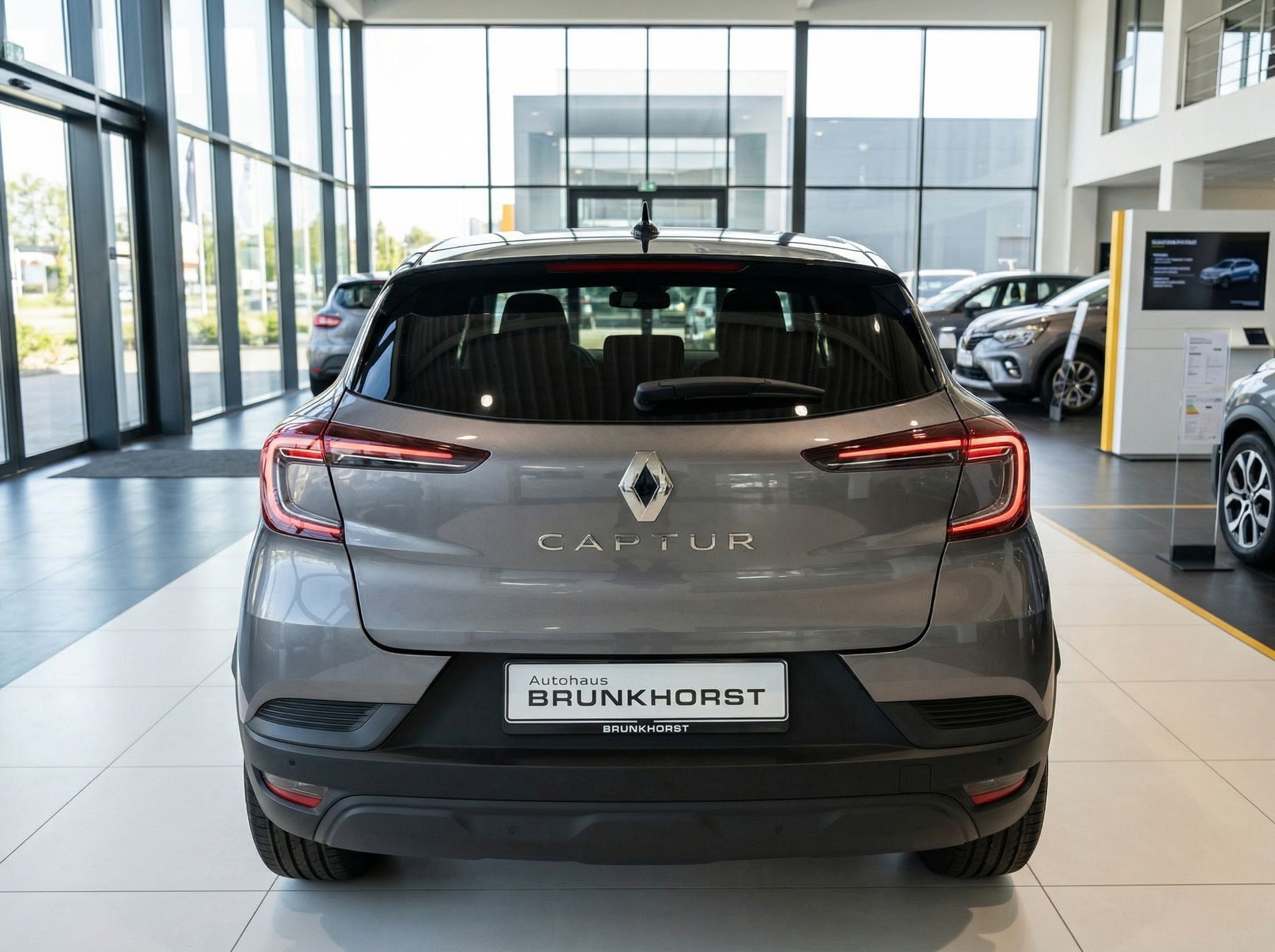 Renault Captur SUV - Heckansicht mit LED-Rückleuchten im modernen Autohaus