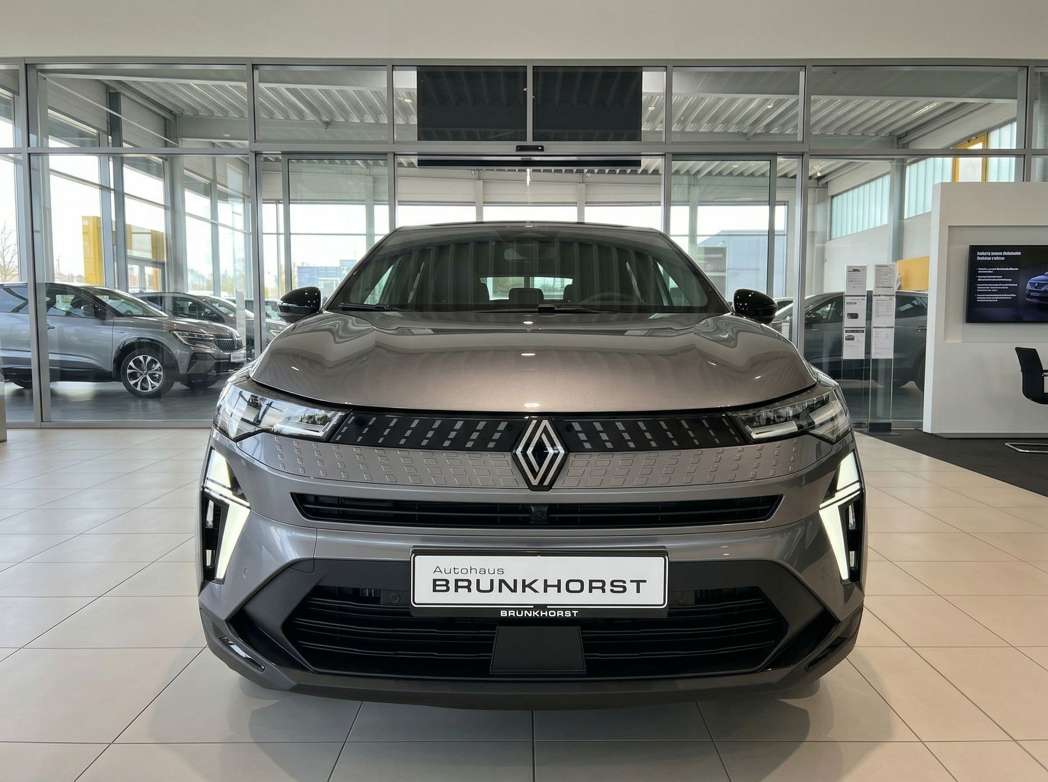 Renault Captur SUV - Frontansicht mit charakteristischem Kühlergrill im Autohaus-Showroom