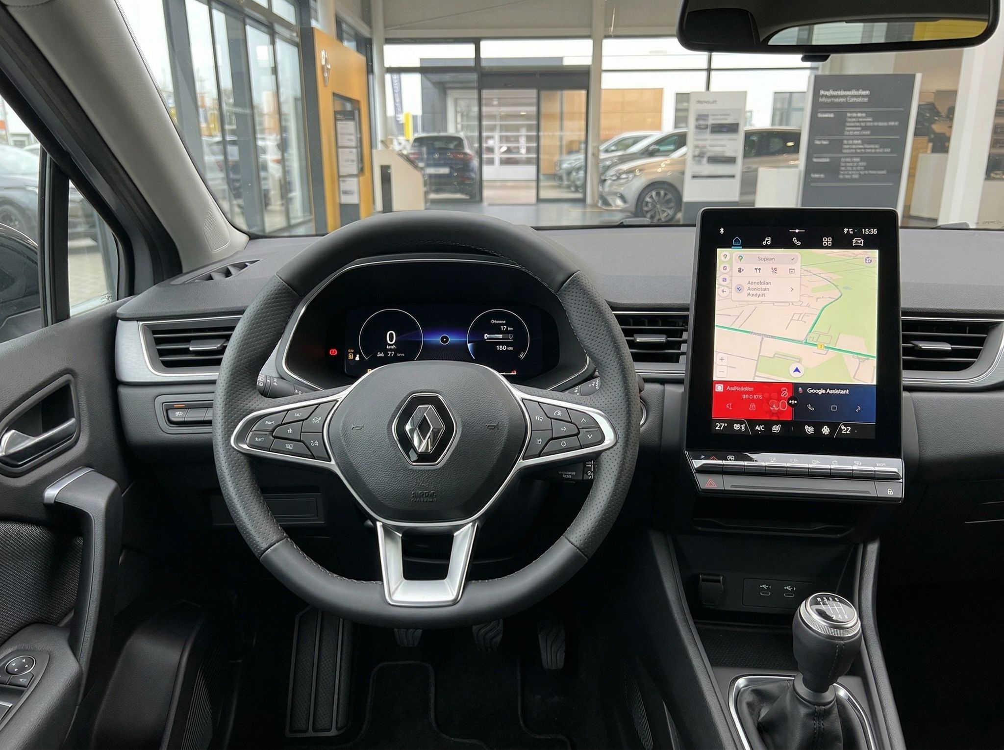 Renault Cockpit-Ansicht mit digitalem Tacho, Navigationssystem und Schaltknauf im modernen Innenraum