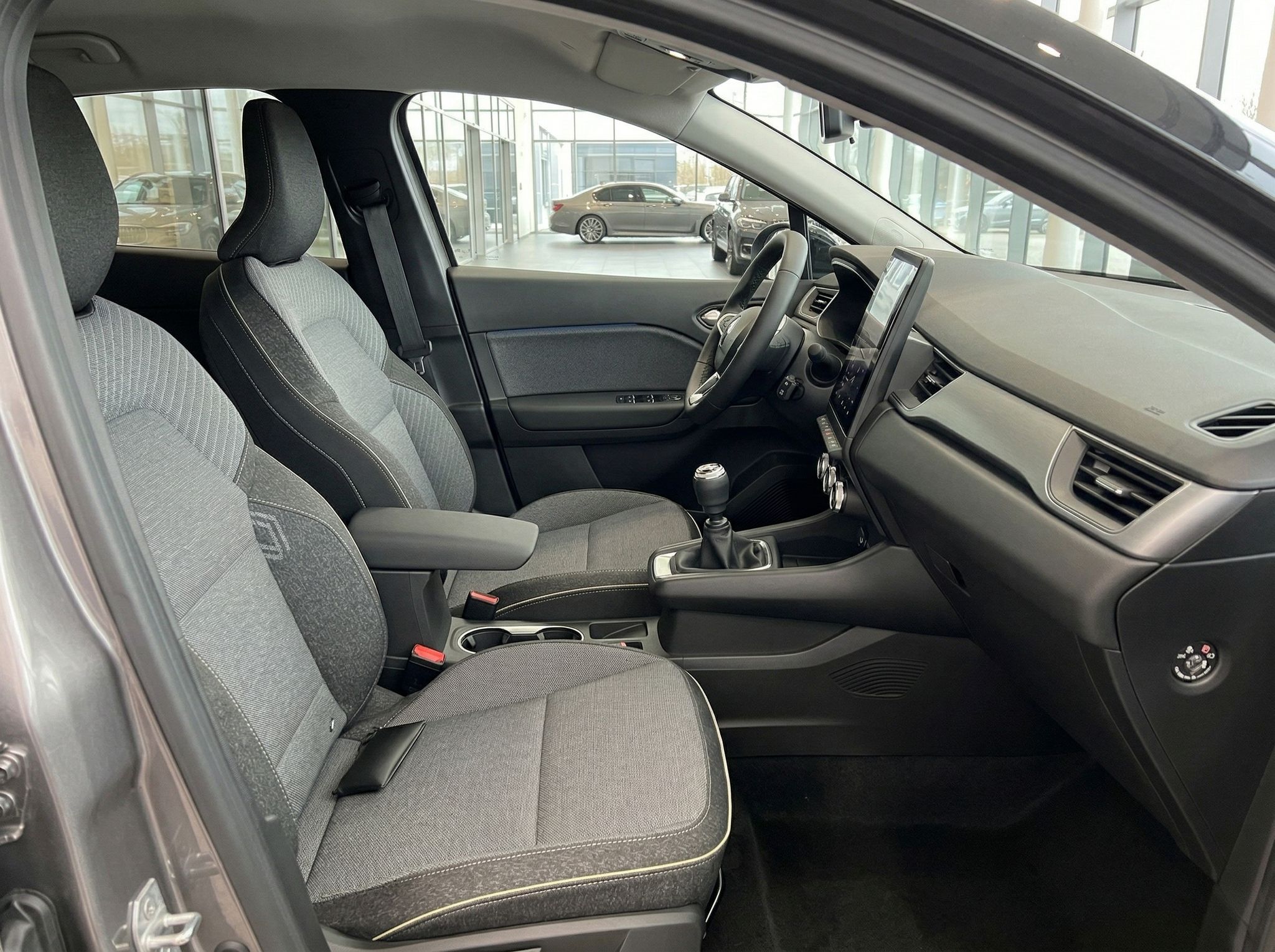 Renault Beifahrerseite Innenraum mit grauen Stoffsitzen und Mittelkonsole