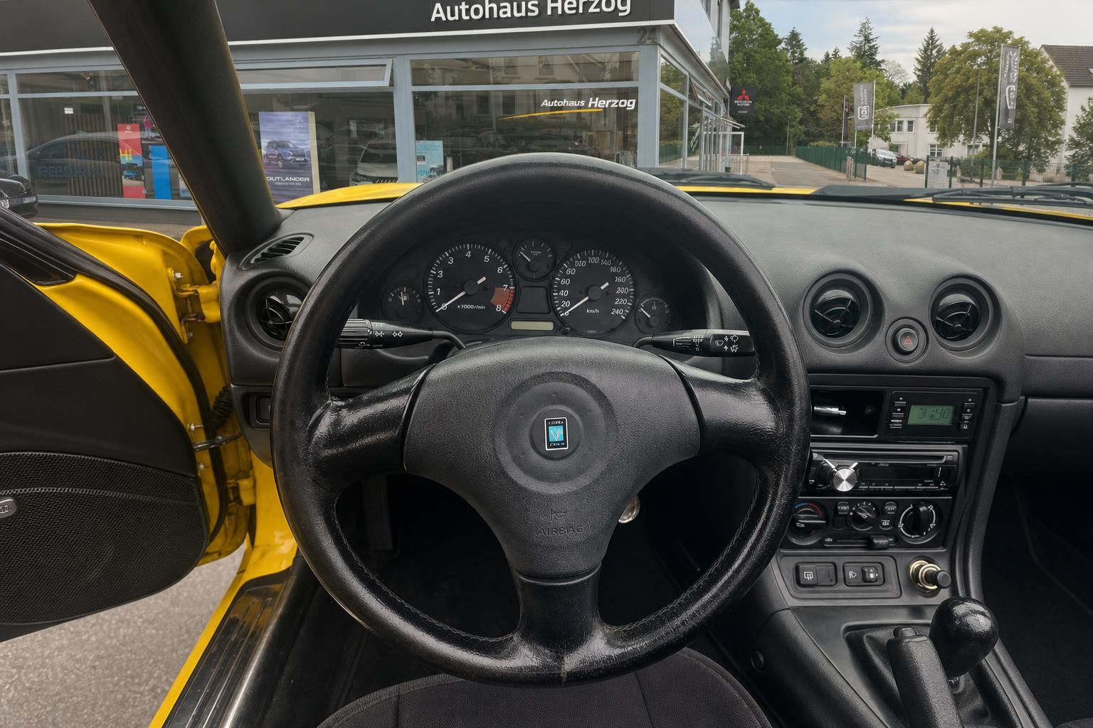 Mazda MX-5 Innenraum Cockpit mit Lenkrad, Tacho und schwarzer Ausstattung
