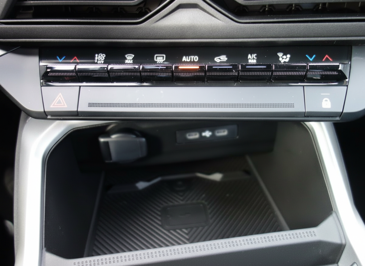 Fahrzeug-Klimabedienfeld mit AUTO-Taste und A/C-Steuerung - Innenraumdetail