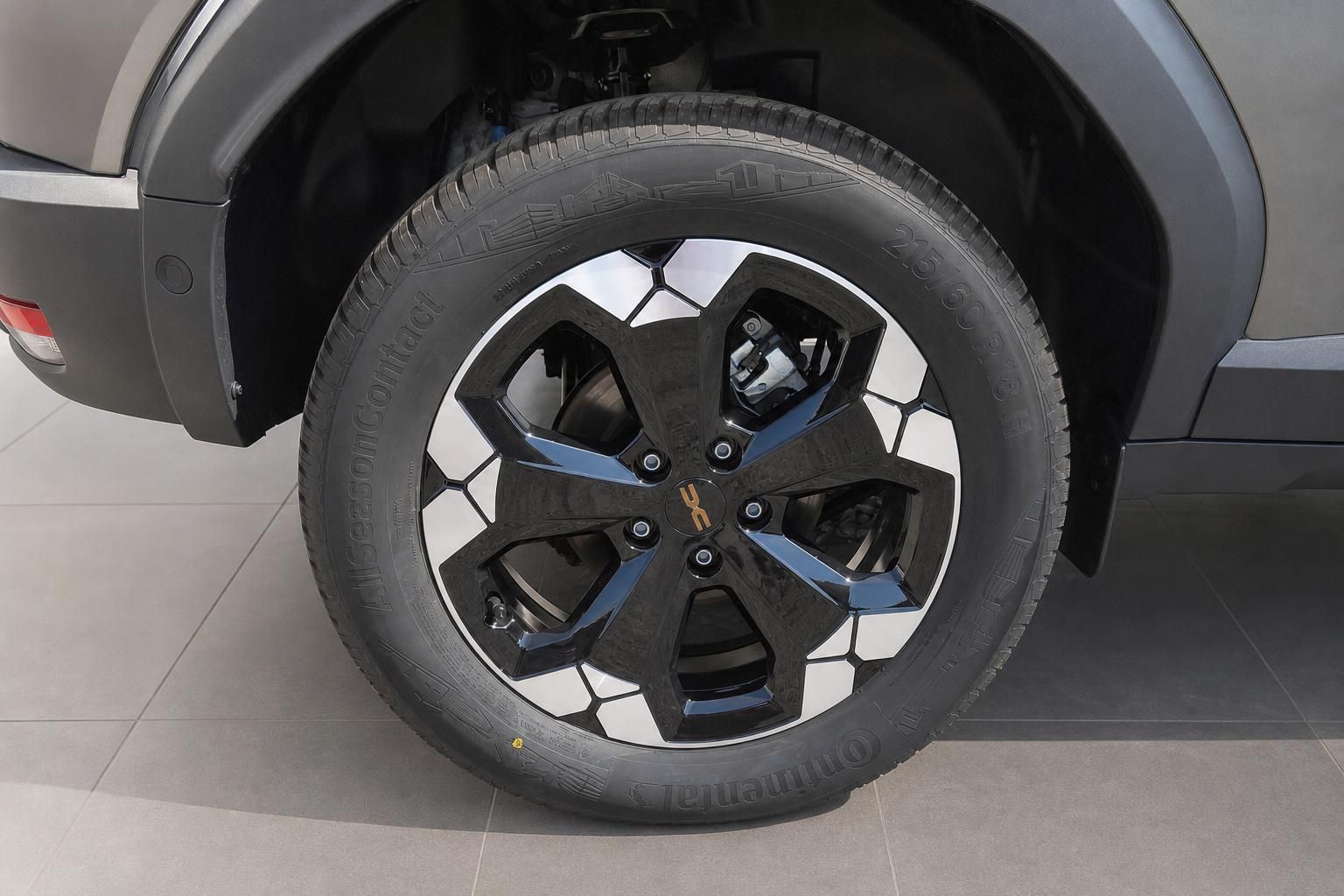 Dacia Duster Felge und Reifen - schwarze Leichtmetallfelge mit Continental-Bereifung