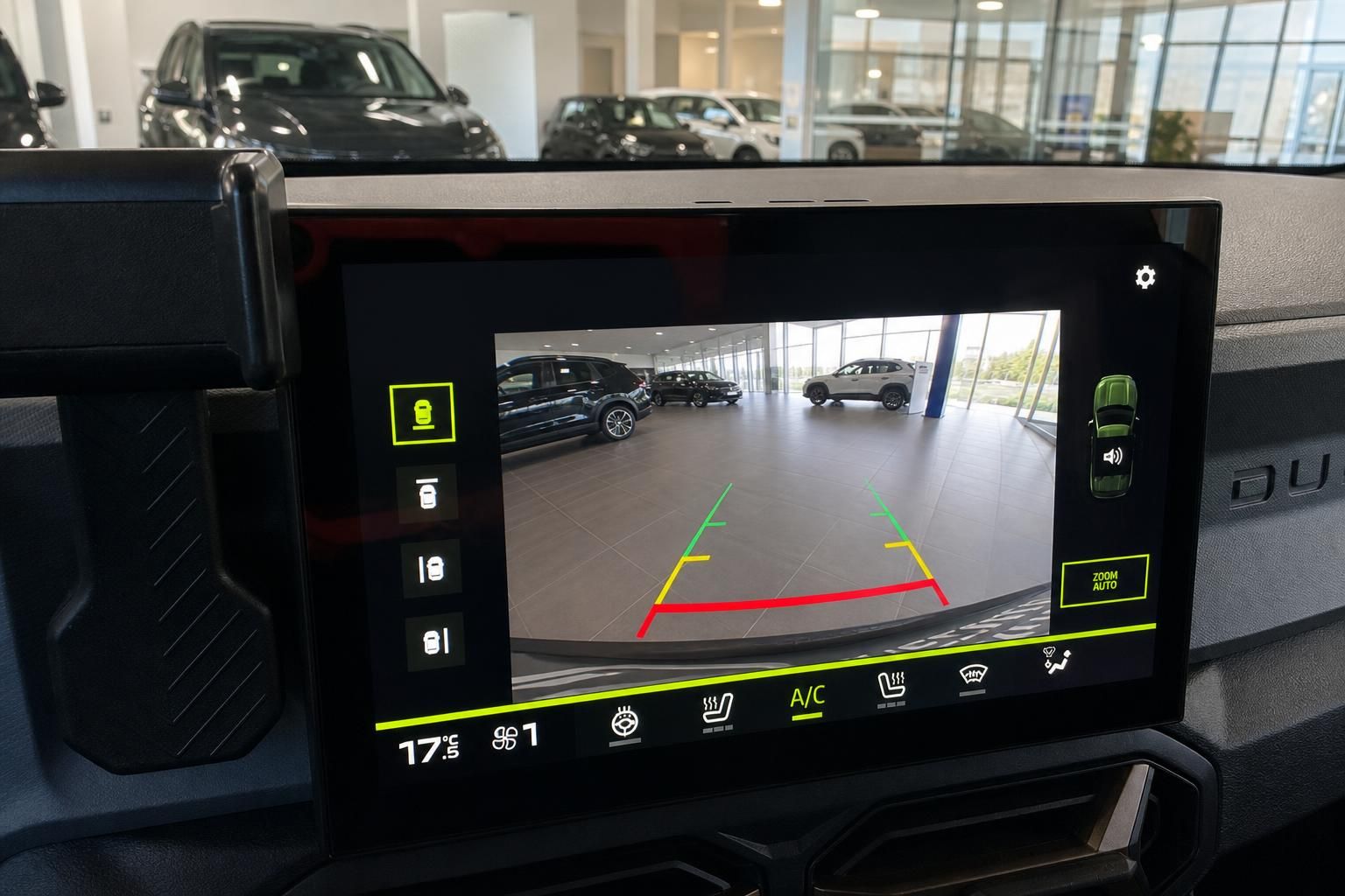 Fahrzeug-Rückfahrkamera Display mit Einparkassistent und Klimaautomatik im modernen Auto
