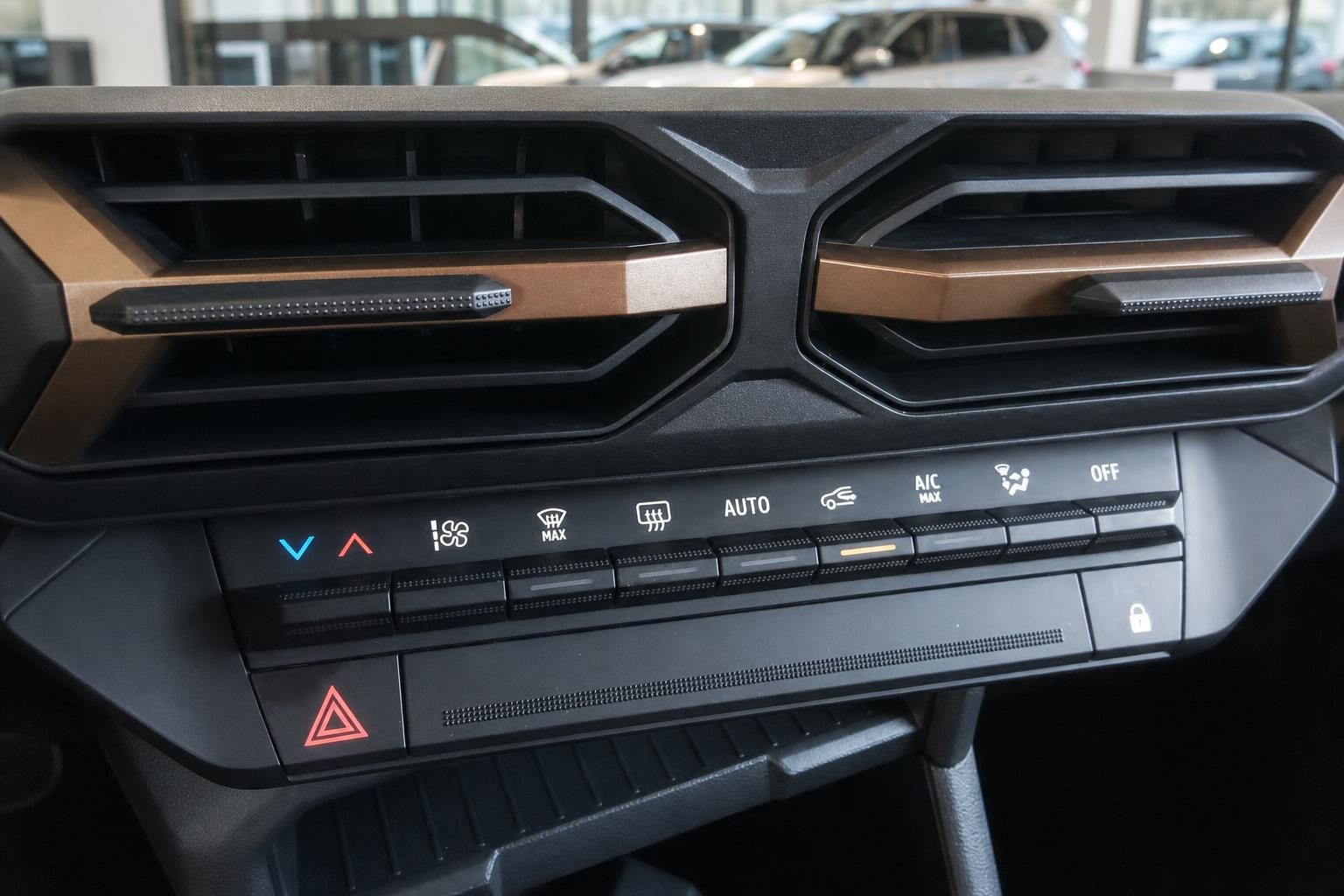 Moderne Klimaanlage Bedienelemente mit Touchscreen und Lüftungsgitter im Fahrzeug-Innenraum