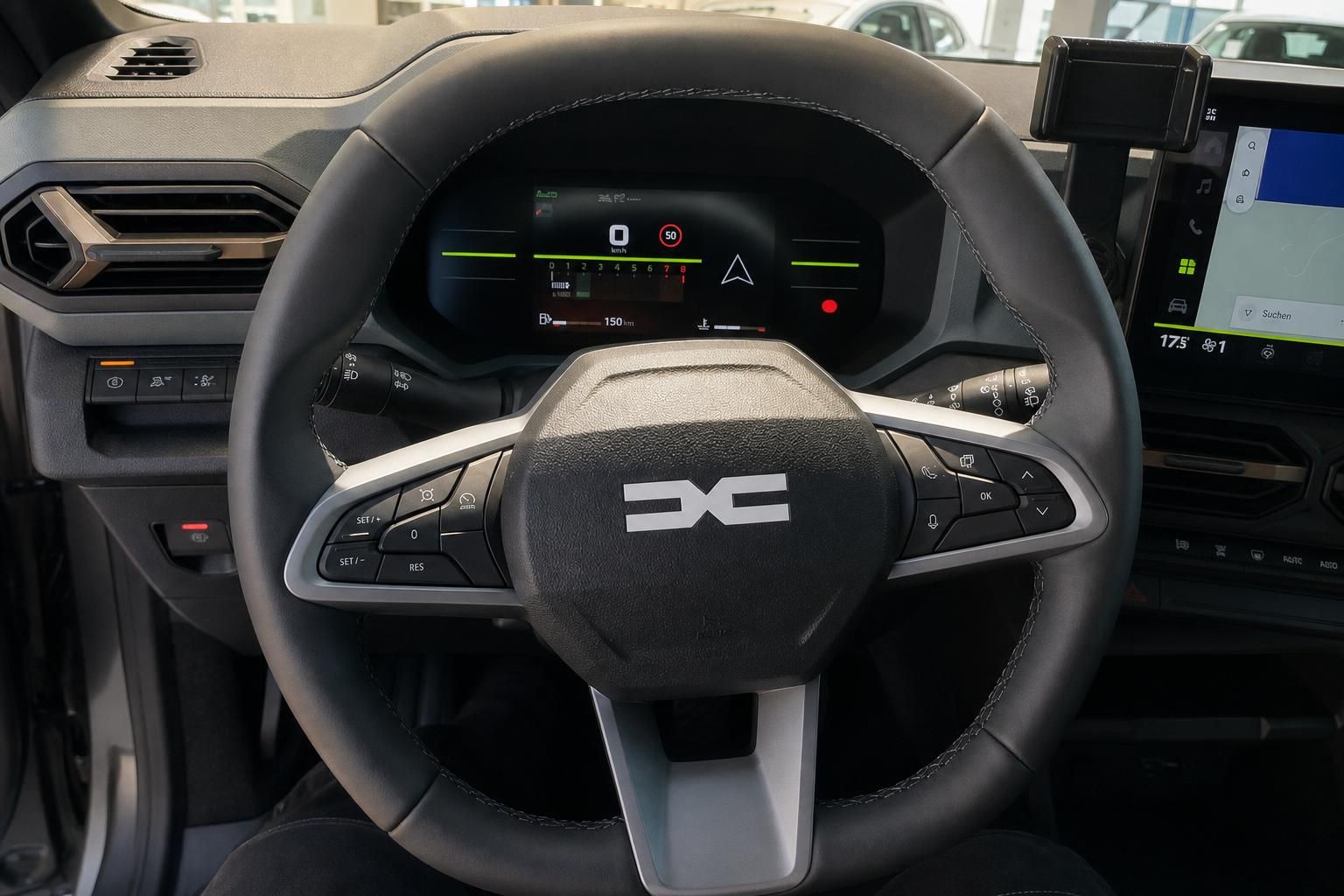 Dacia Lenkrad mit digitaler Instrumentenanzeige und Multifunktionstasten im modernen Cockpit