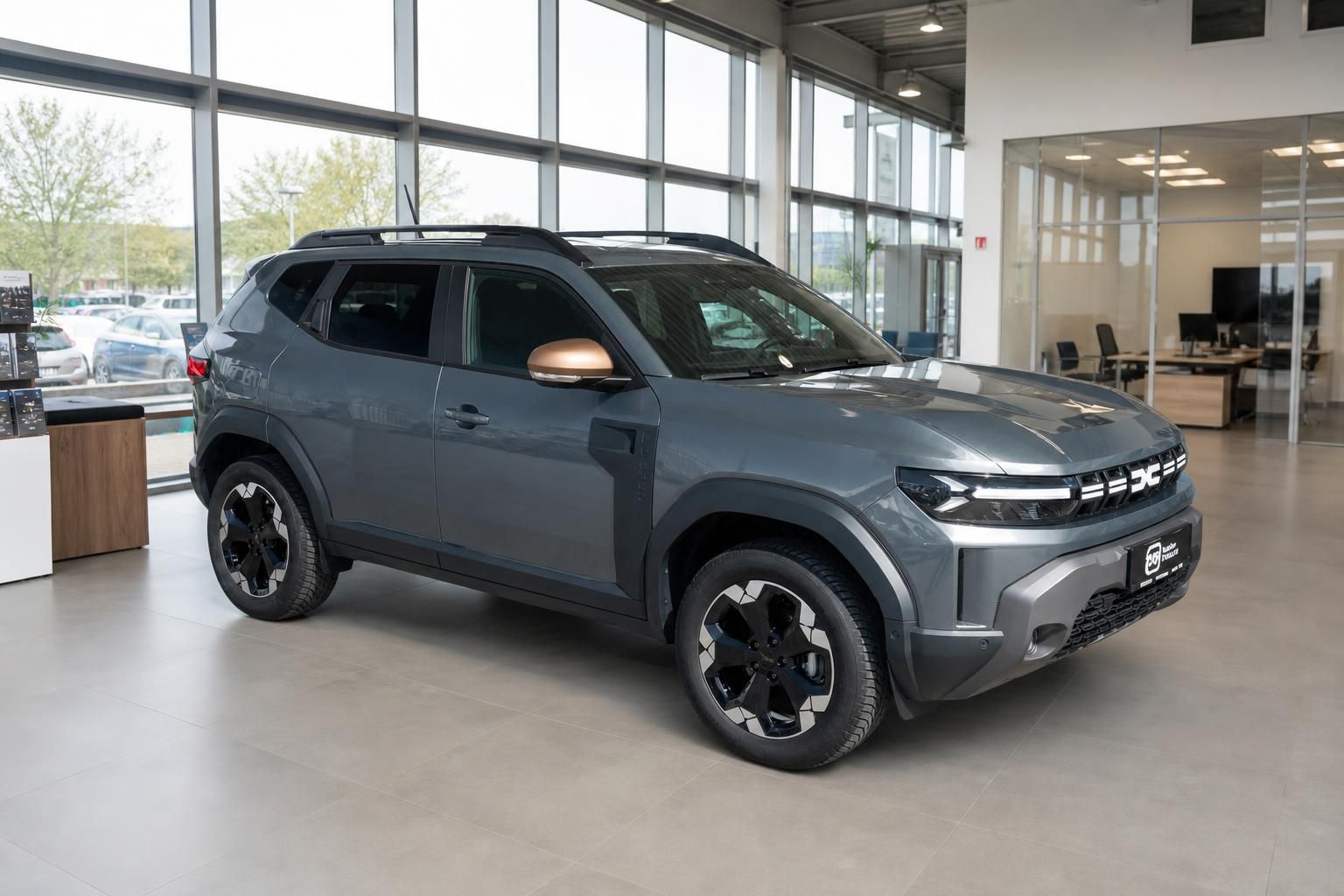 Grauer Dacia Duster SUV im Autohaus Showroom - Dreiviertelansicht von vorne links