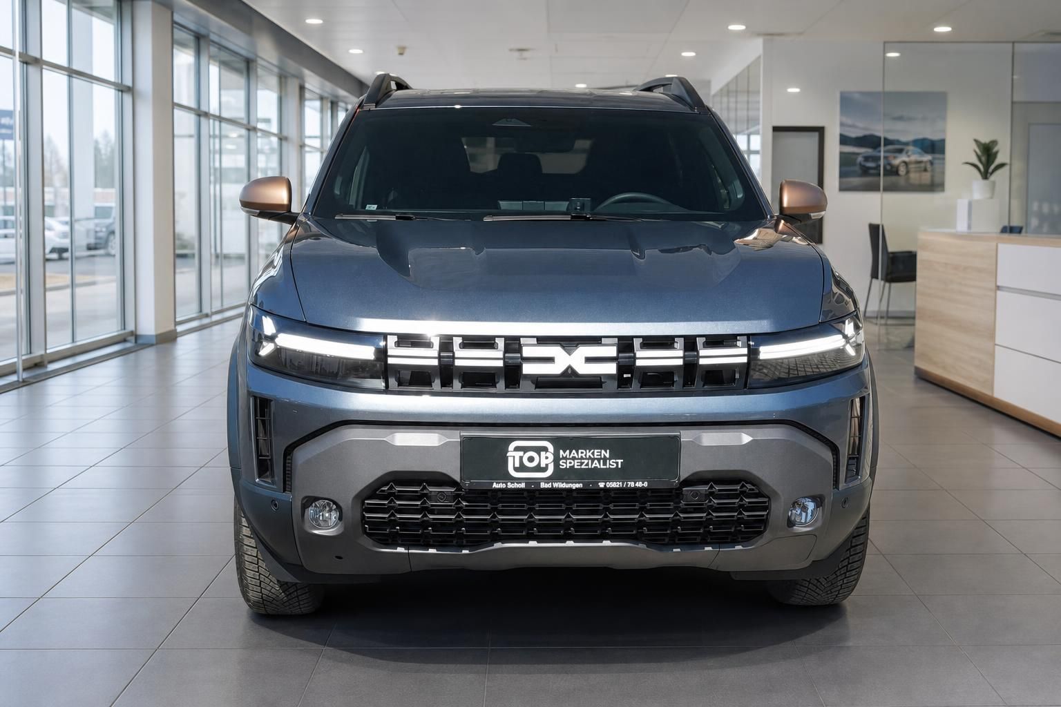 Dacia Duster SUV Frontansicht mit charakteristischem Kühlergrill und LED-Scheinwerfern