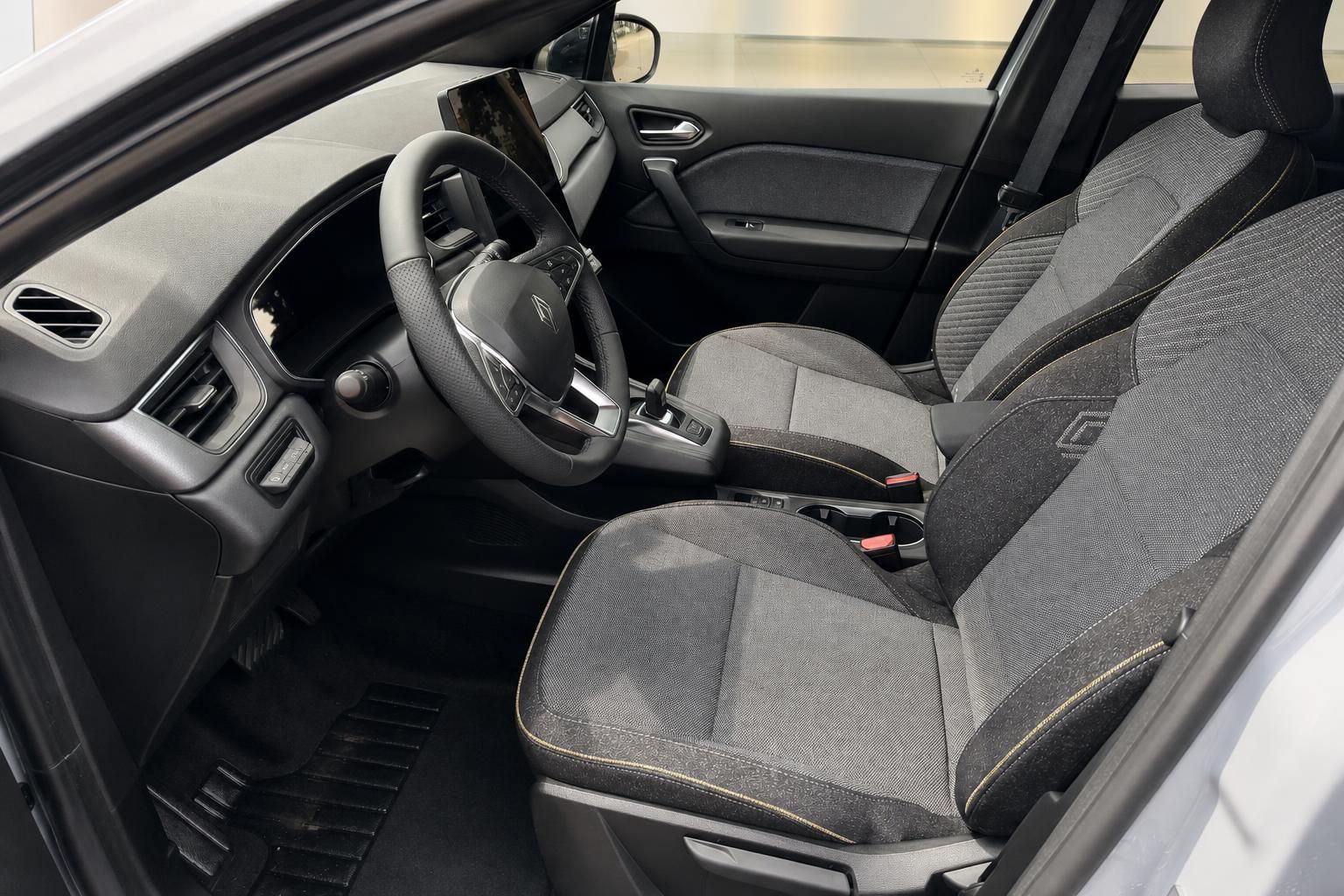 Renault Captur Fahrersitz Innenraum grau Stoffsitze Lenkrad Cockpit