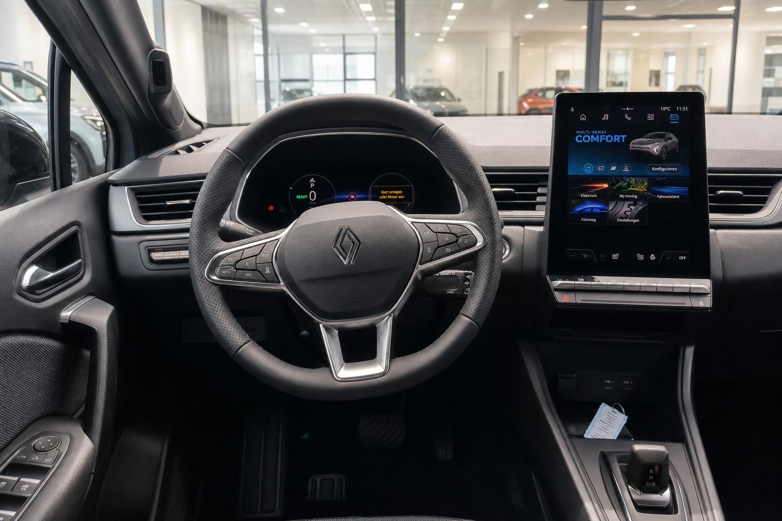 Renault Fahrzeug Innenraum mit digitalem Cockpit und Touchscreen-Display im Autohaus