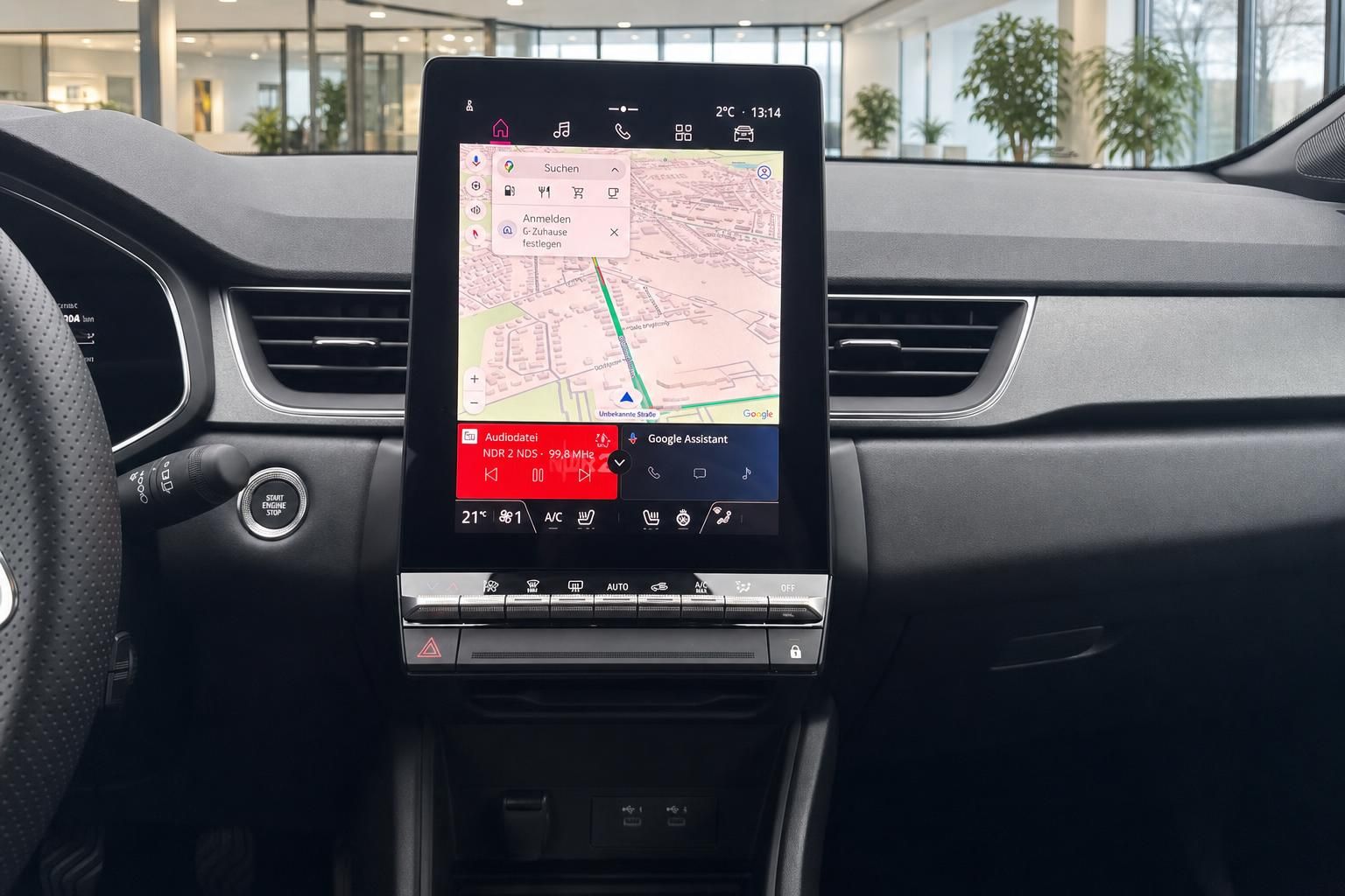 Großes Touchscreen-Display mit Navigationssystem und Klimabedienung im Fahrzeug-Cockpit