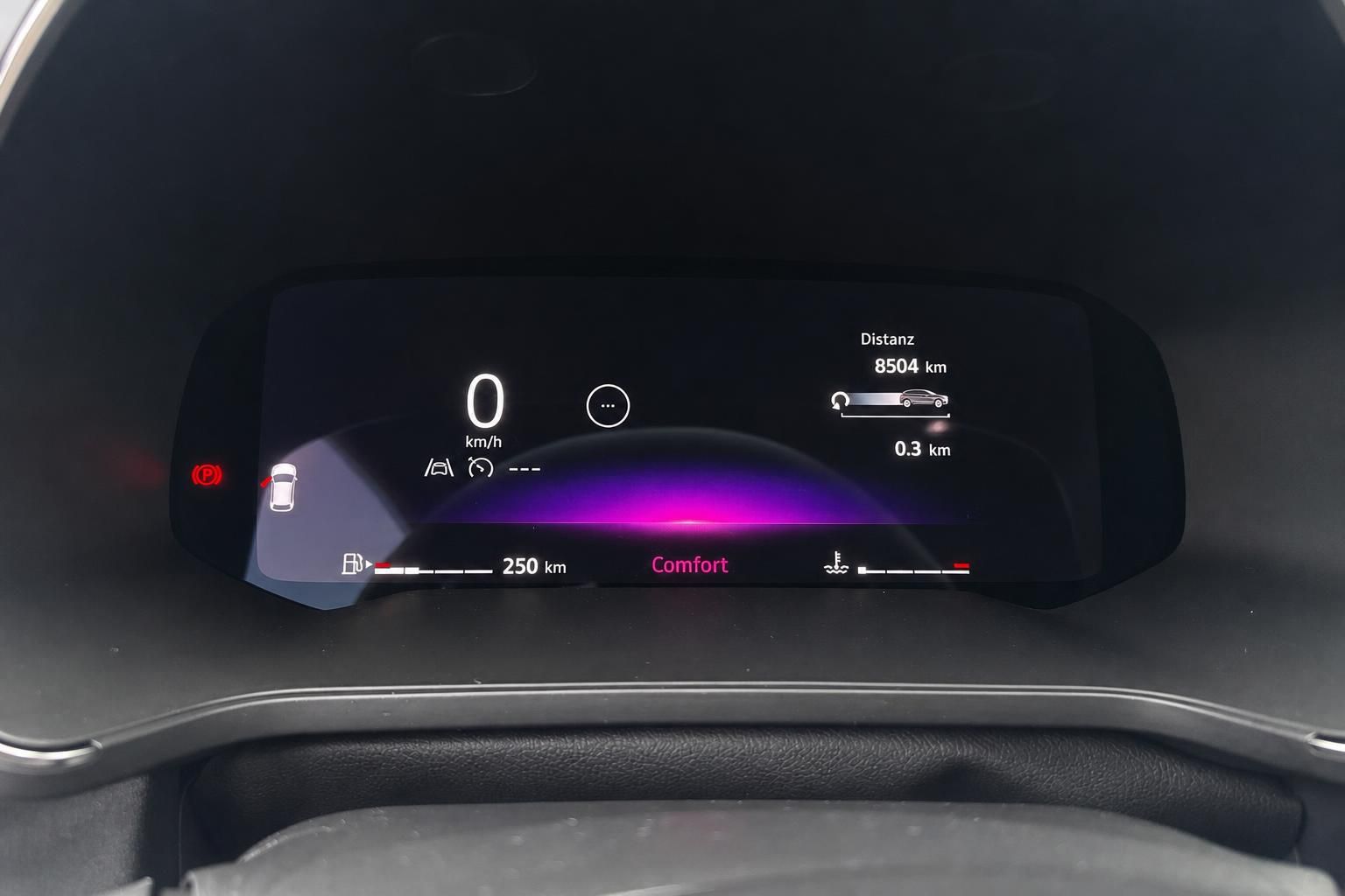 Digitales Armaturenbrett mit Komfortanzeige und Reichweiteninformationen im Fahrzeuginnenraum