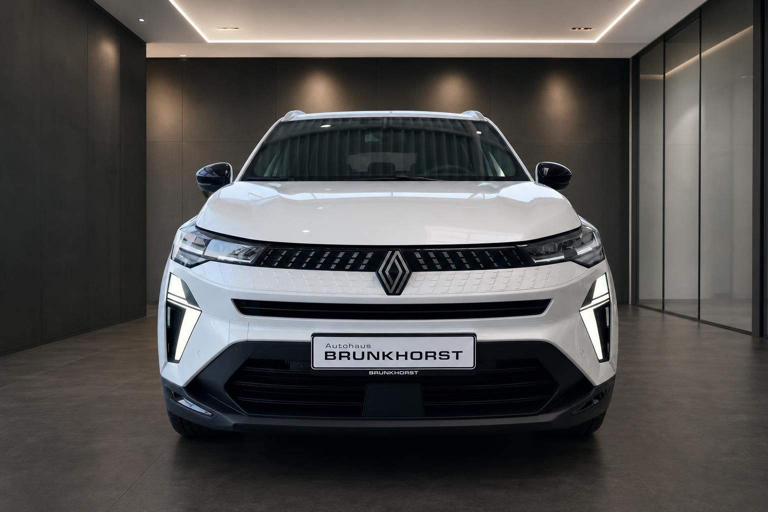 Weißer Renault Captur Frontansicht im Autohaus Brunkhorst Showroom