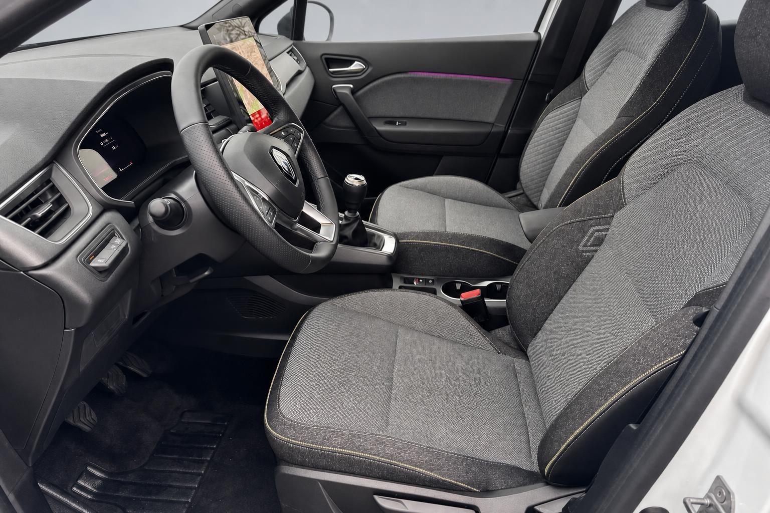 Renault Fahrzeug Innenraum mit grauem Stoffsitzen, Lenkrad und Armaturenbrett