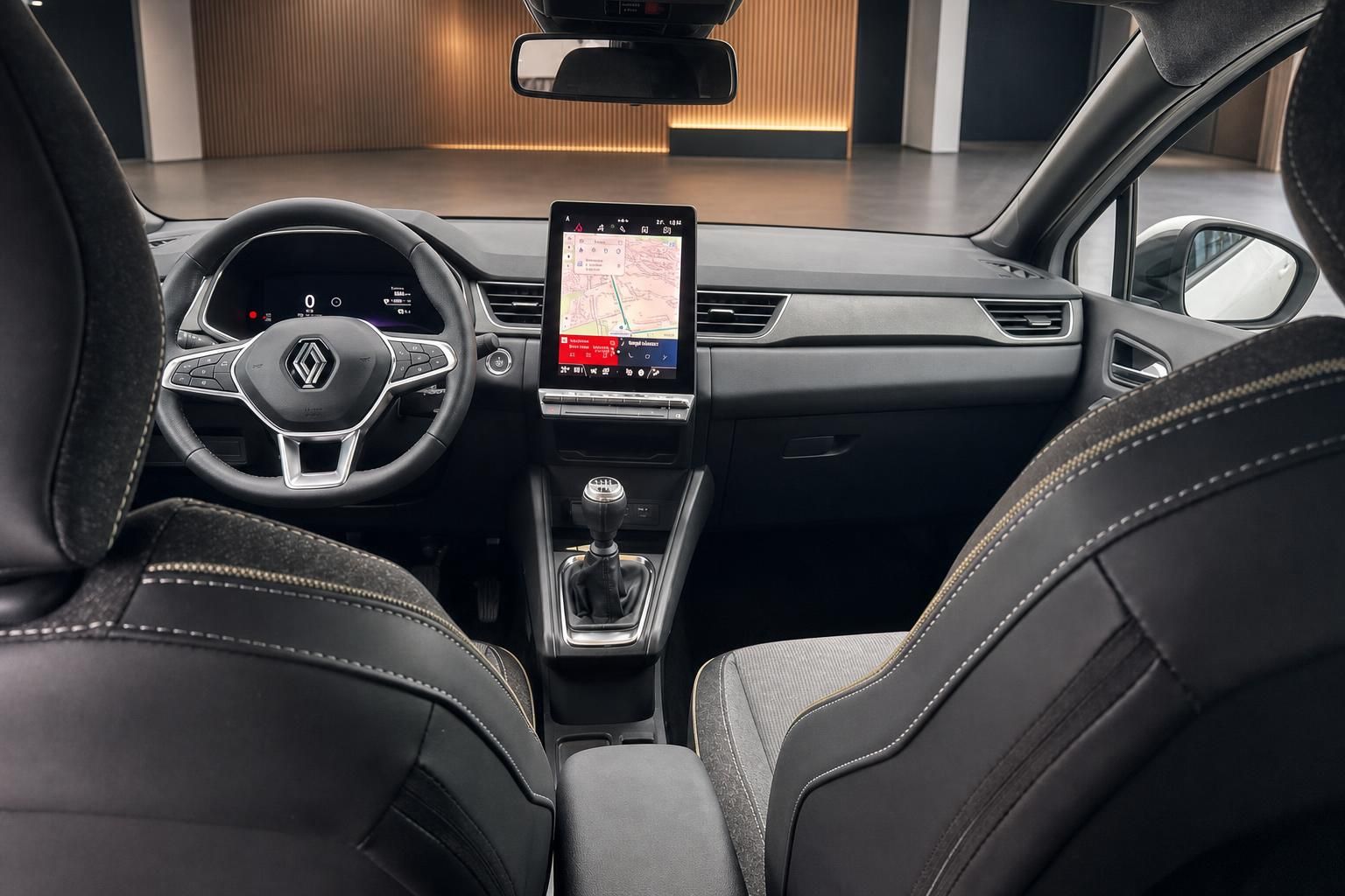 Renault Innenraum mit digitalem Touchscreen, Lenkrad und schwarzen Sitzen