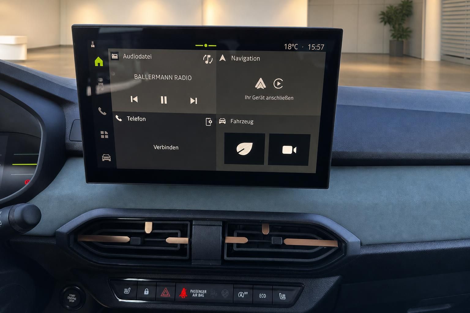 Touchscreen-Infotainment-System mit Navigation und Audio-Funktionen im Fahrzeuginneren