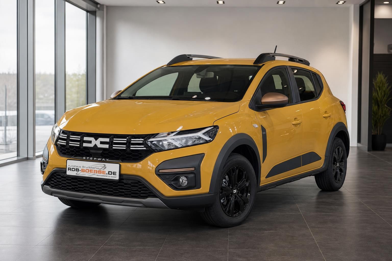 Gelber Dacia Sandero Stepway SUV Seitenansicht im Autohaus Showroom