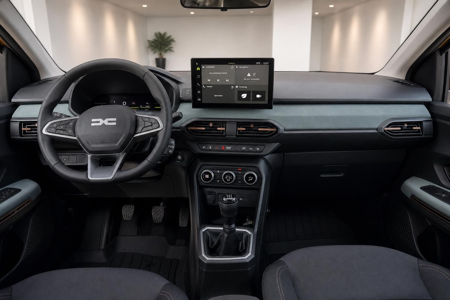 Dacia Fahrzeug Innenraum mit Lenkrad, Touchscreen und Armaturenbrett