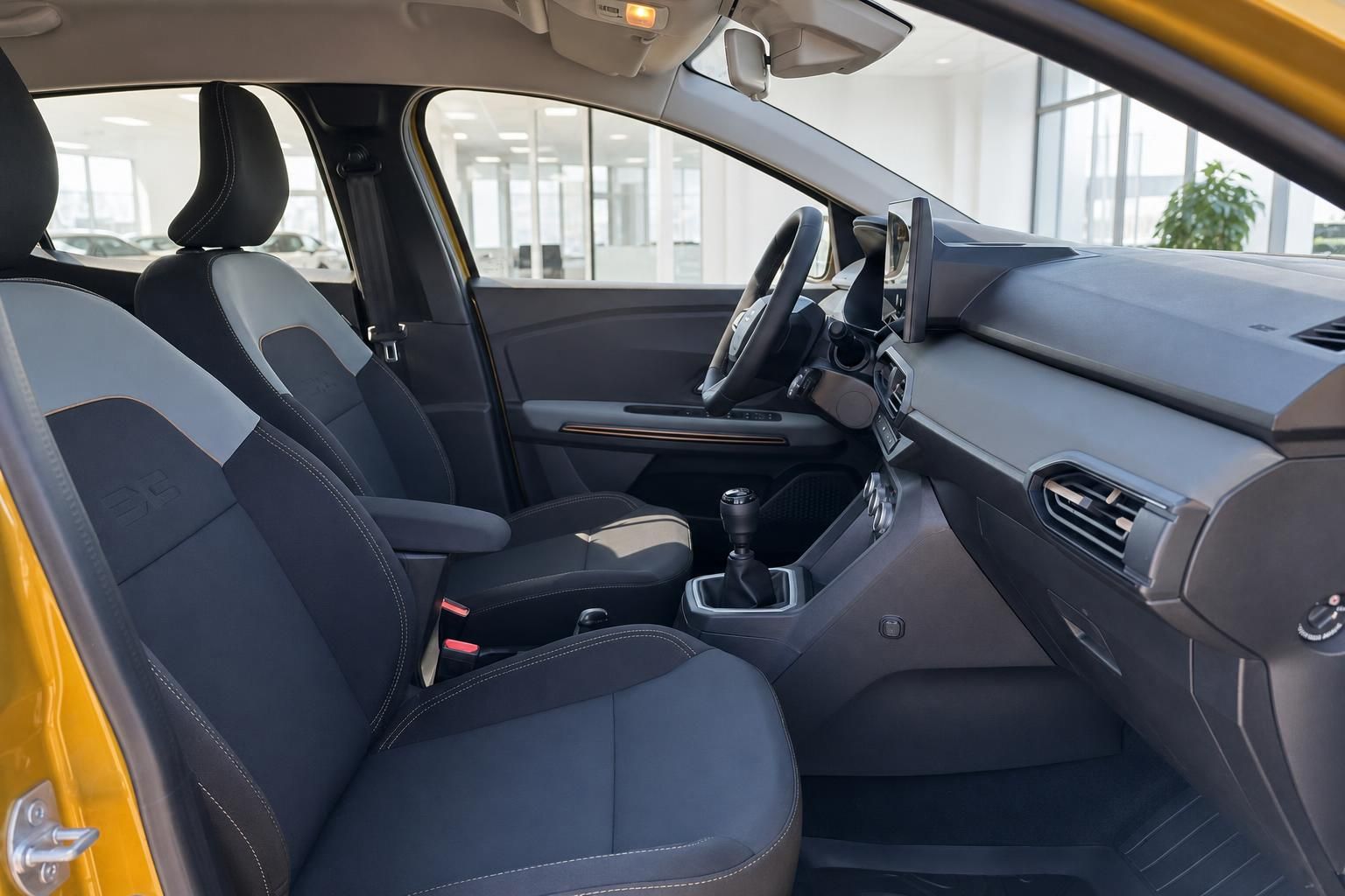 Moderner Fahrzeuginnenraum mit zweifarbigen Sitzen und elegantem Dashboard-Design