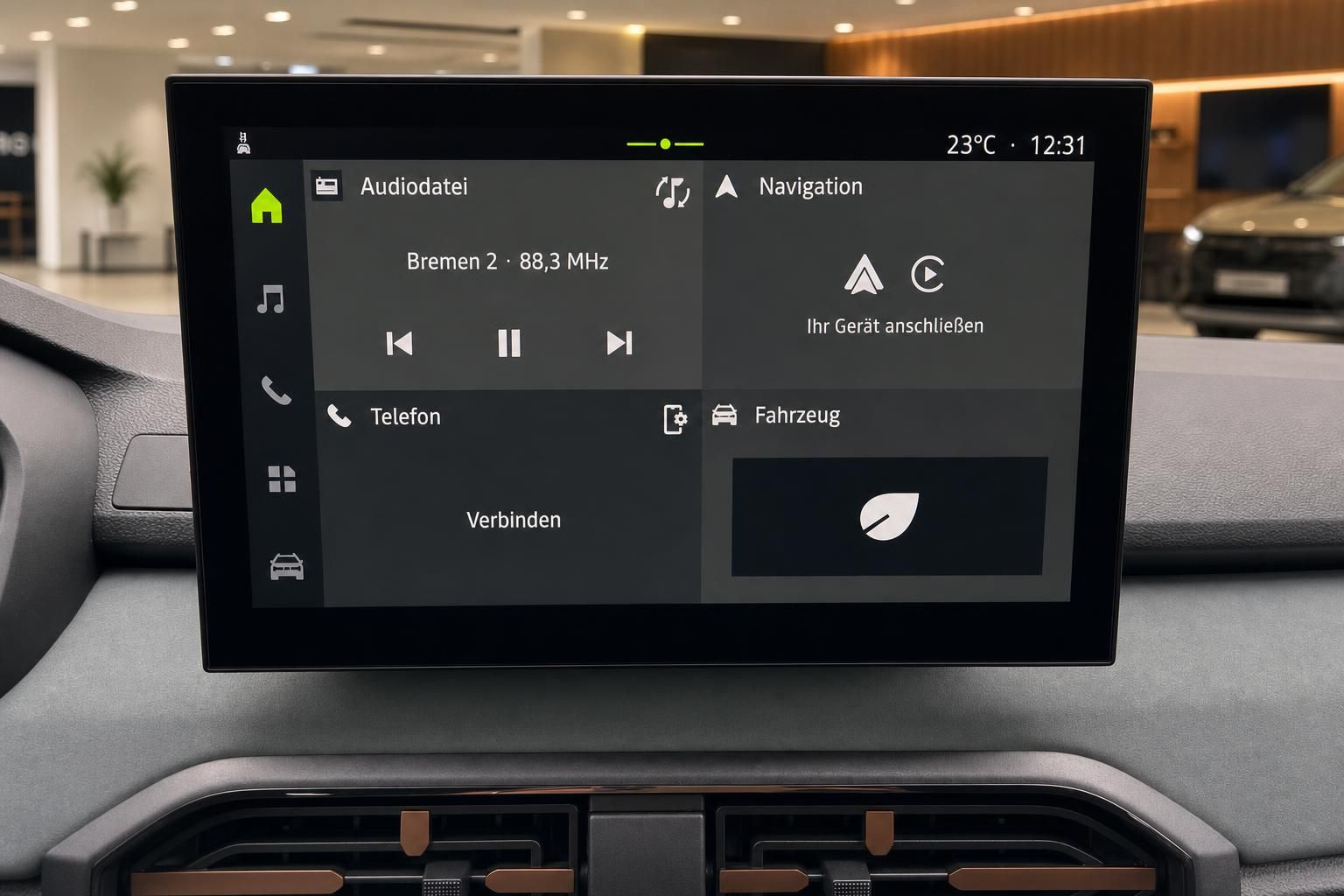 Infotainment-Touchscreen mit Radio, Navigation und Telefonfunktion im Auto
