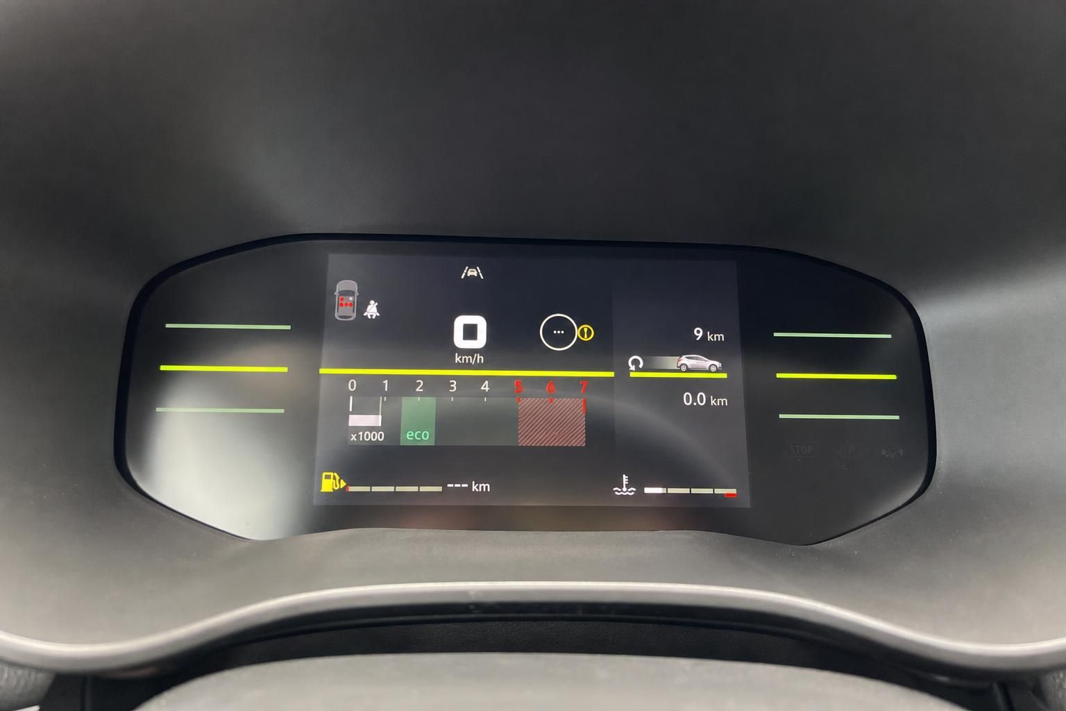 Digitales Kombiinstrument mit Anzeigen für Tempo, Verbrauch und Tankstand
