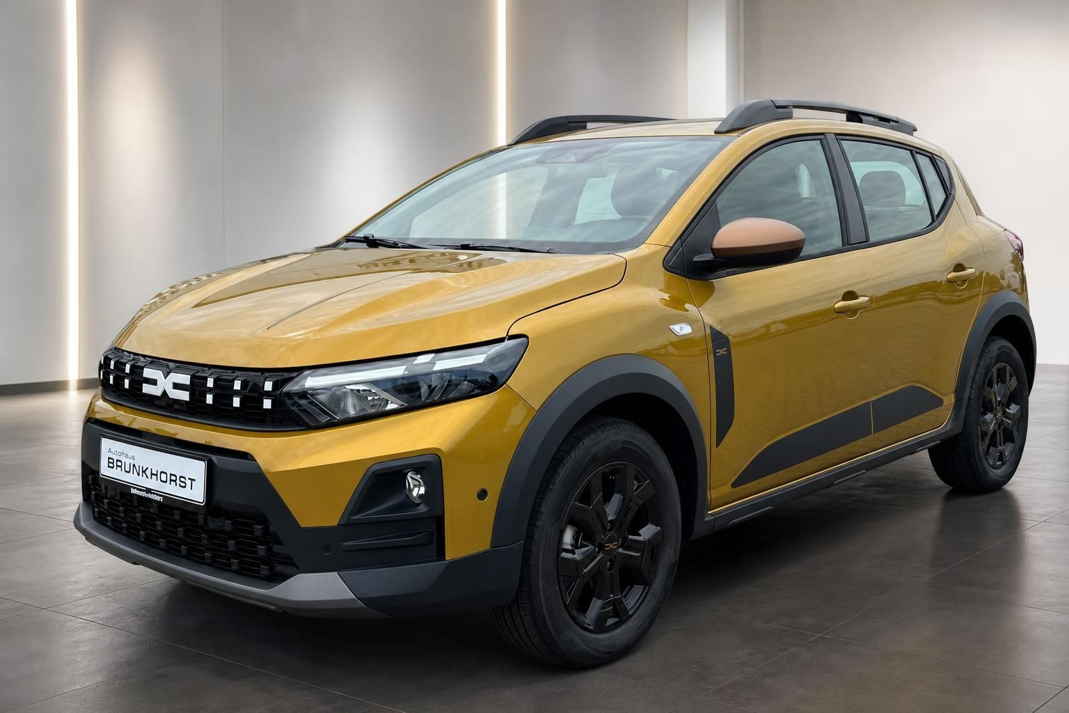 Dacia Sandero Stepway gelb, Frontansicht schraeg im Autohaus