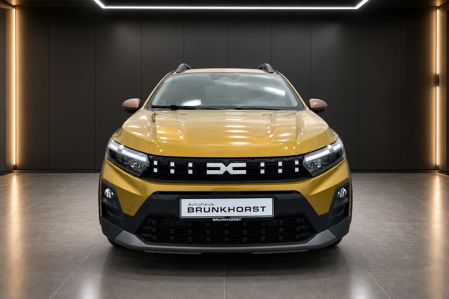 Dacia Sandero Stepway gelb, Frontansicht im Showroom