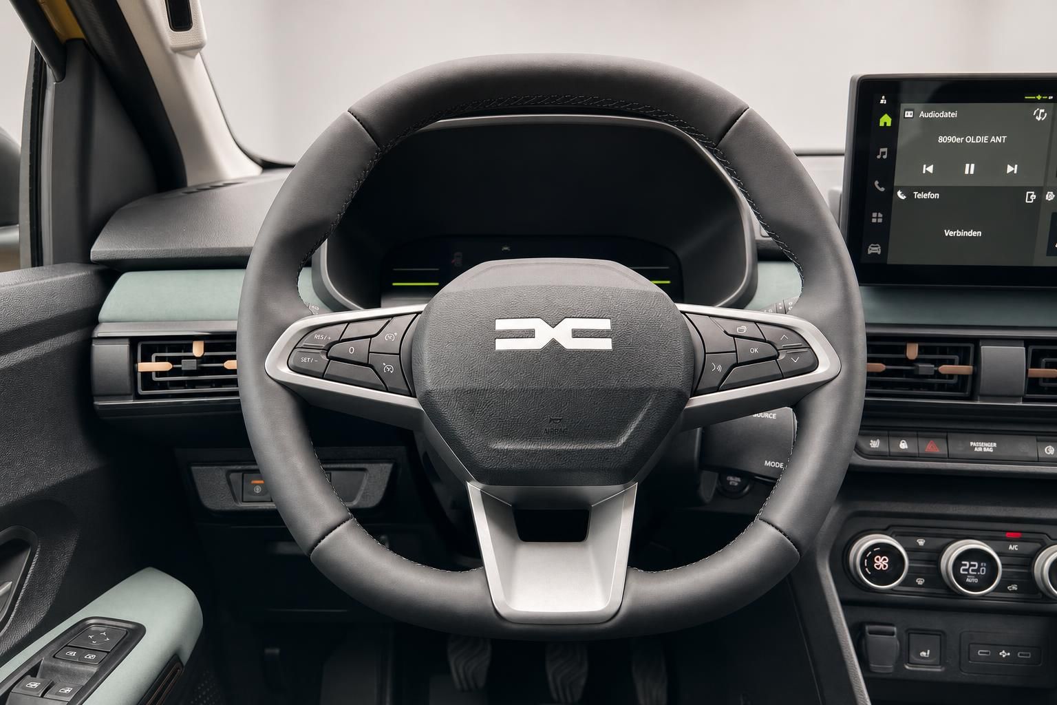 Lenkrad mit Multifunktionstasten und Infotainment-Display im Fahrzeuginnenraum