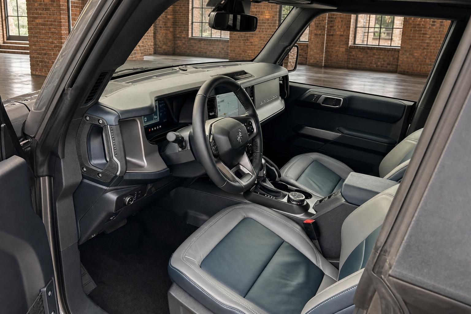 Ford Bronco Innenraum mit Lederausstattung und Cockpit-Display