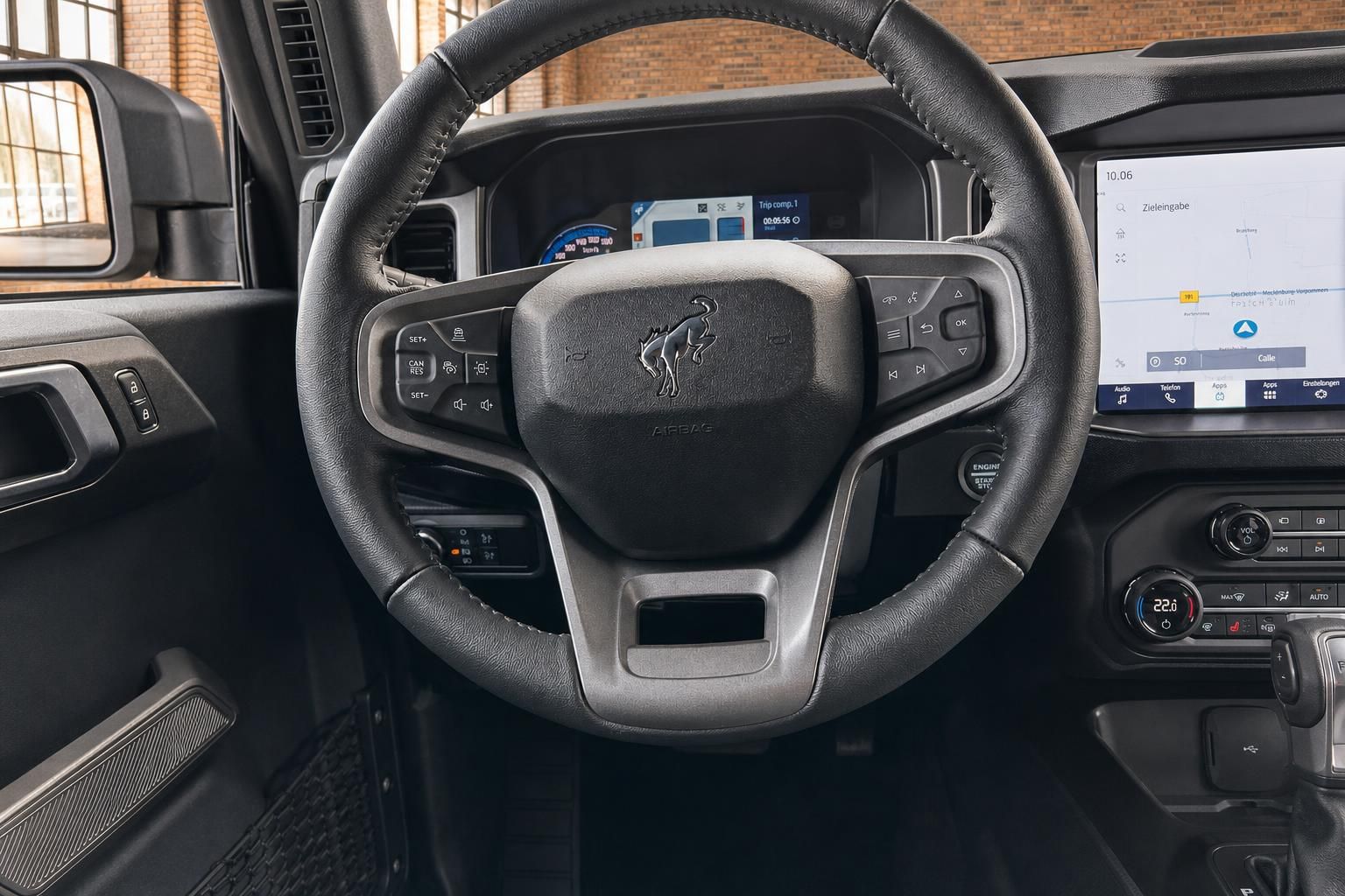 Ford Bronco Lenkrad Nahaufnahme mit Bedienelementen und Infotainment Display