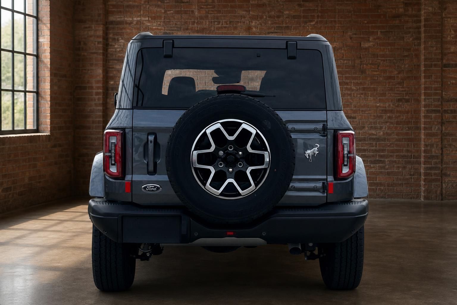 Ford Bronco grau, Heckansicht mit Reserverad und Ford Logo