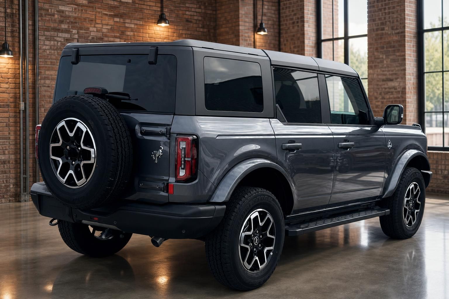 Ford Bronco grau, Heckansicht mit Reserverad in Ausstellungsraum