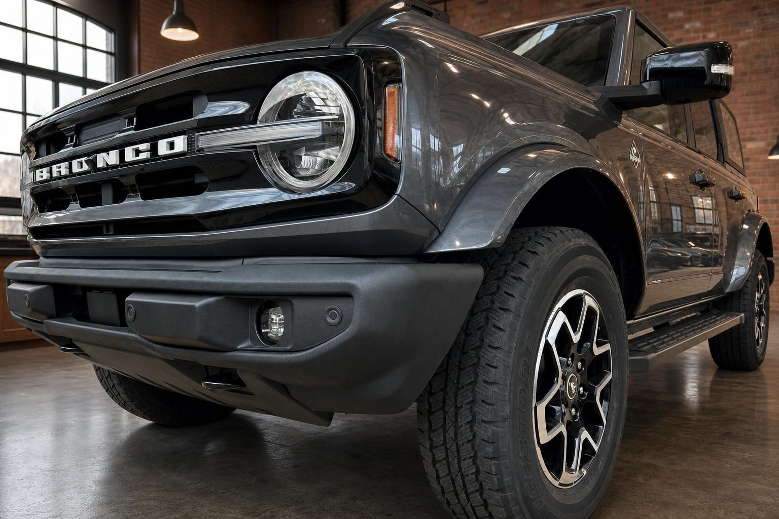Ford Bronco schwarz, seitliche Frontperspektive im Showroom