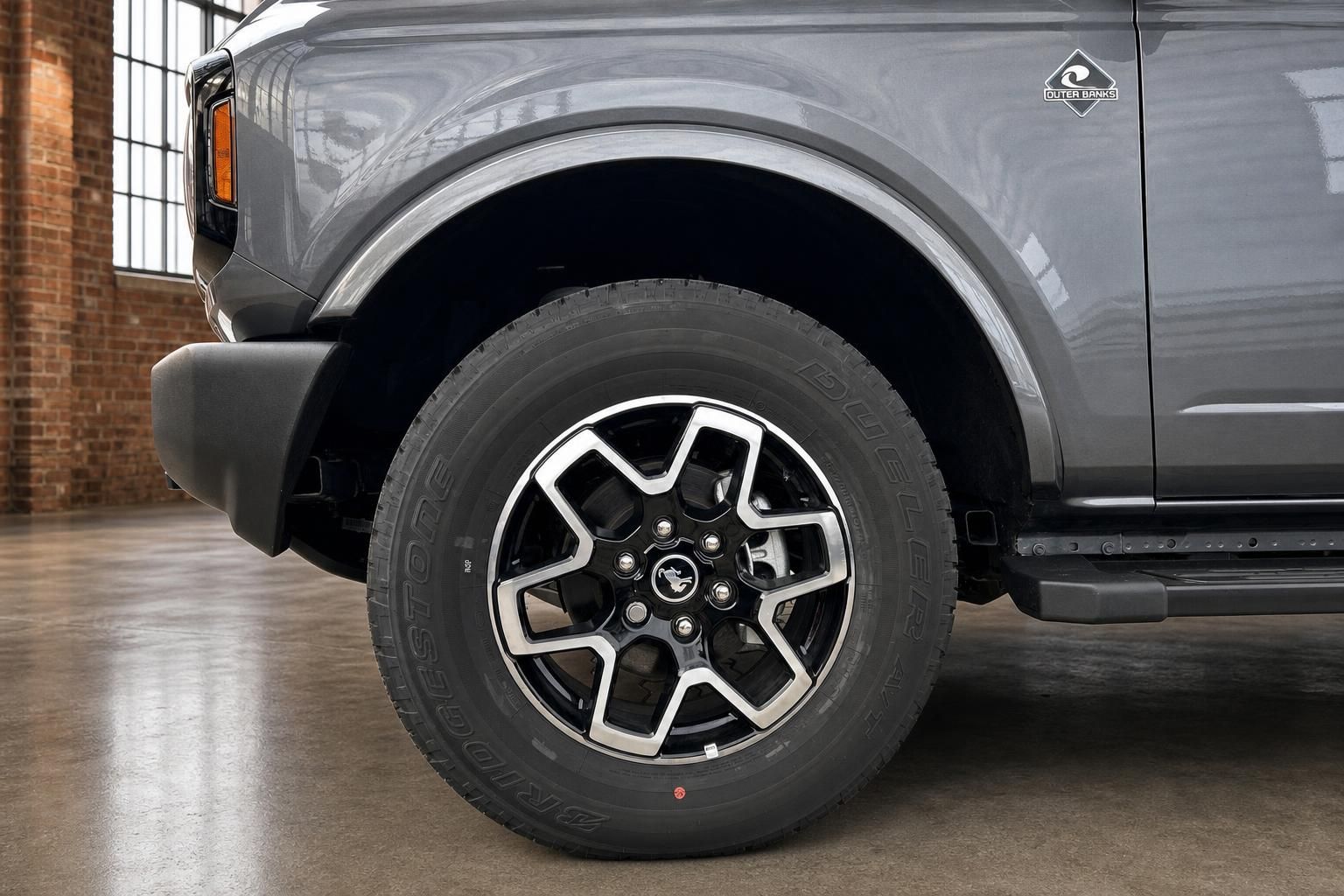 Ford Bronco Outer Banks grau, Detailansicht Felge und Reifen
