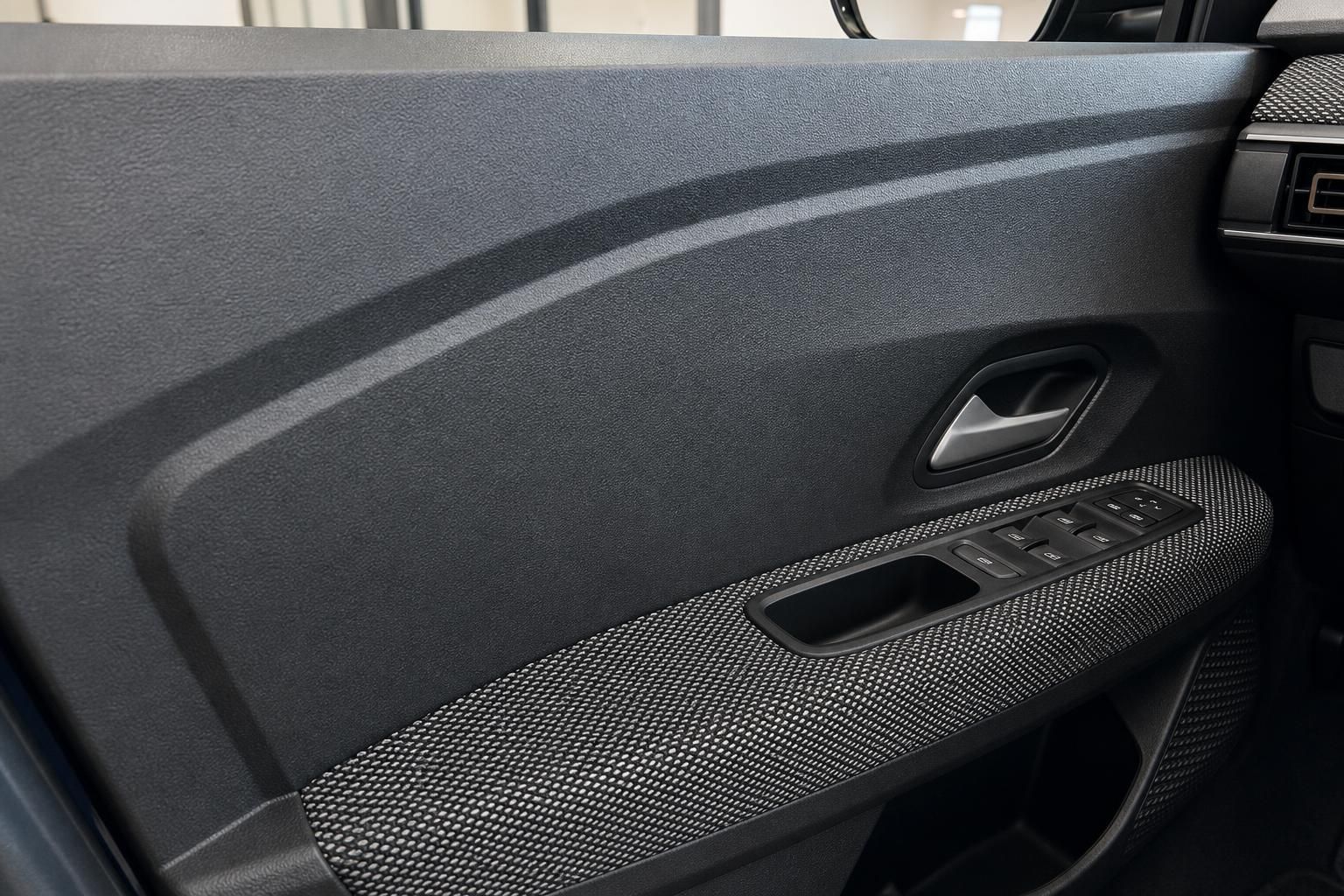 Detailansicht Türverkleidung mit Fensterhebern im Dacia