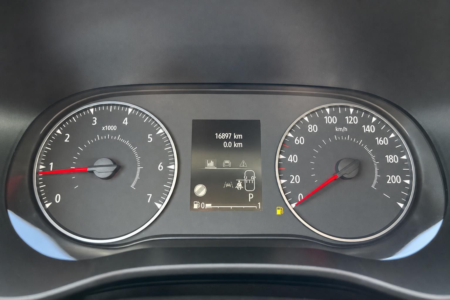 Tachometer und Bordcomputer mit Kilometerstand im Fahrzeugcockpit