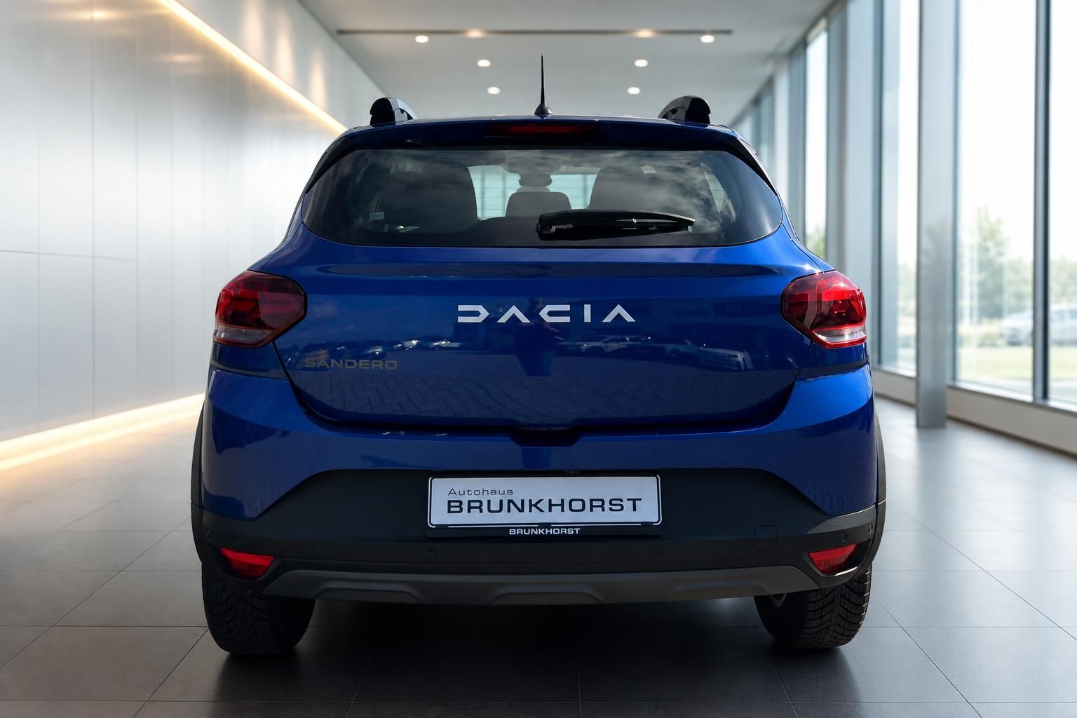 Dacia Sandero blau, Heckansicht im Autohaus Brunkhorst