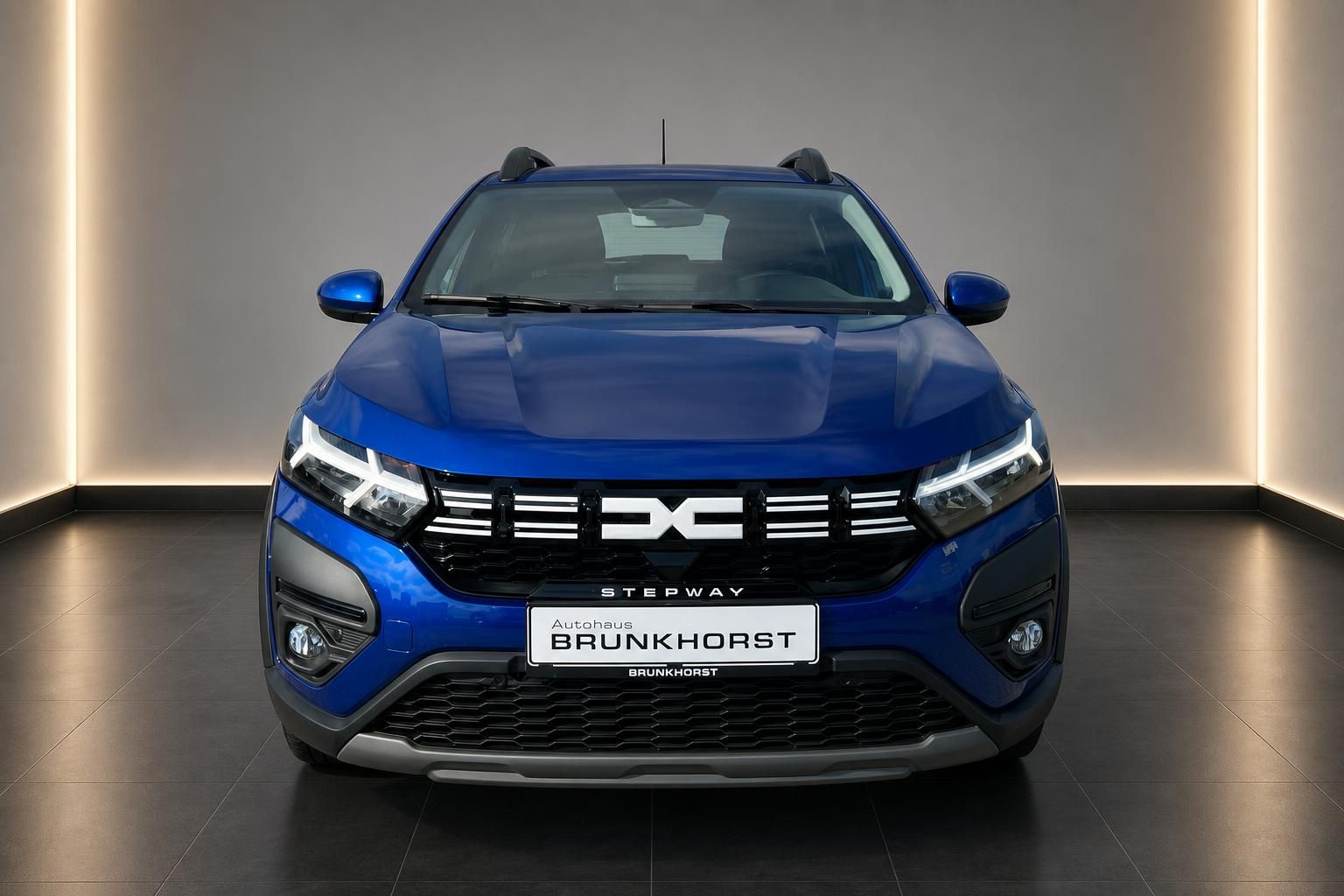 Dacia Sandero Stepway in Blau, Frontansicht im Autohaus Brunkhorst