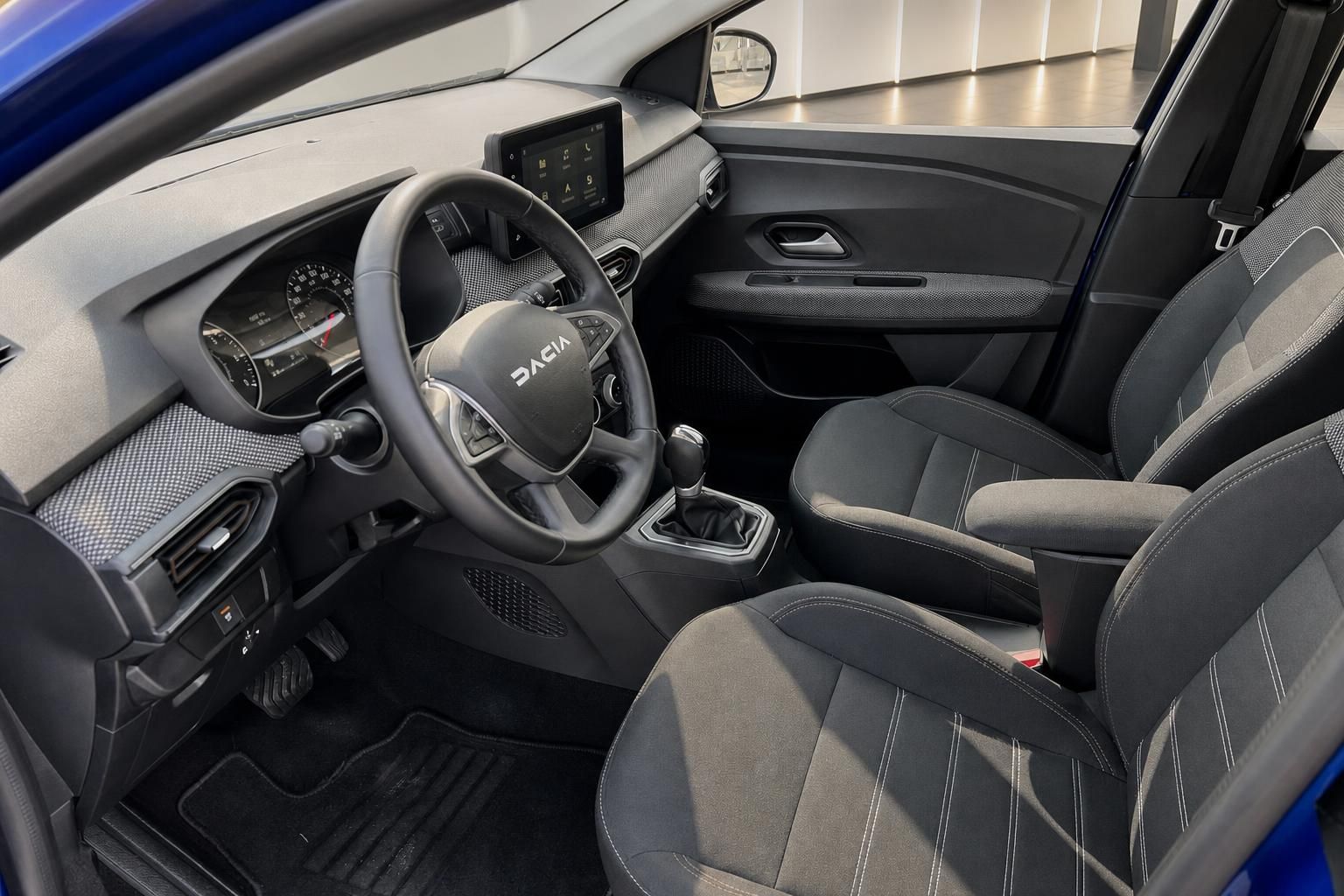 Dacia Sandero Innenausstattung mit Sitzen und Armaturenbrett