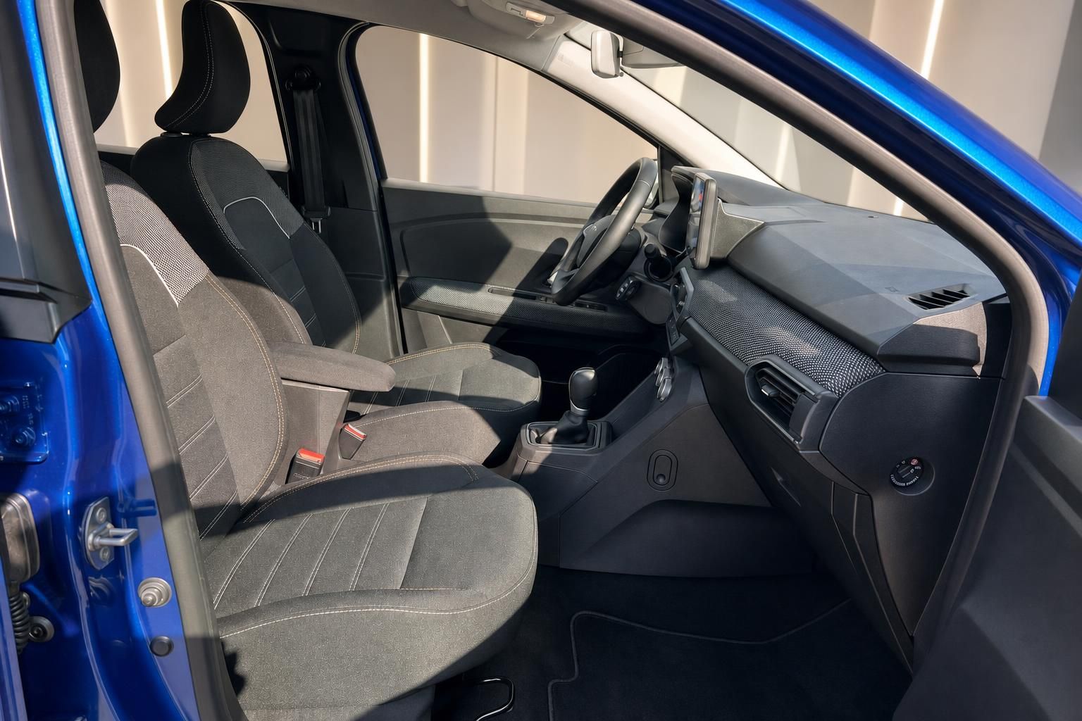Dacia Innenraum: Vordersitze und Cockpit in blauem Fahrzeug