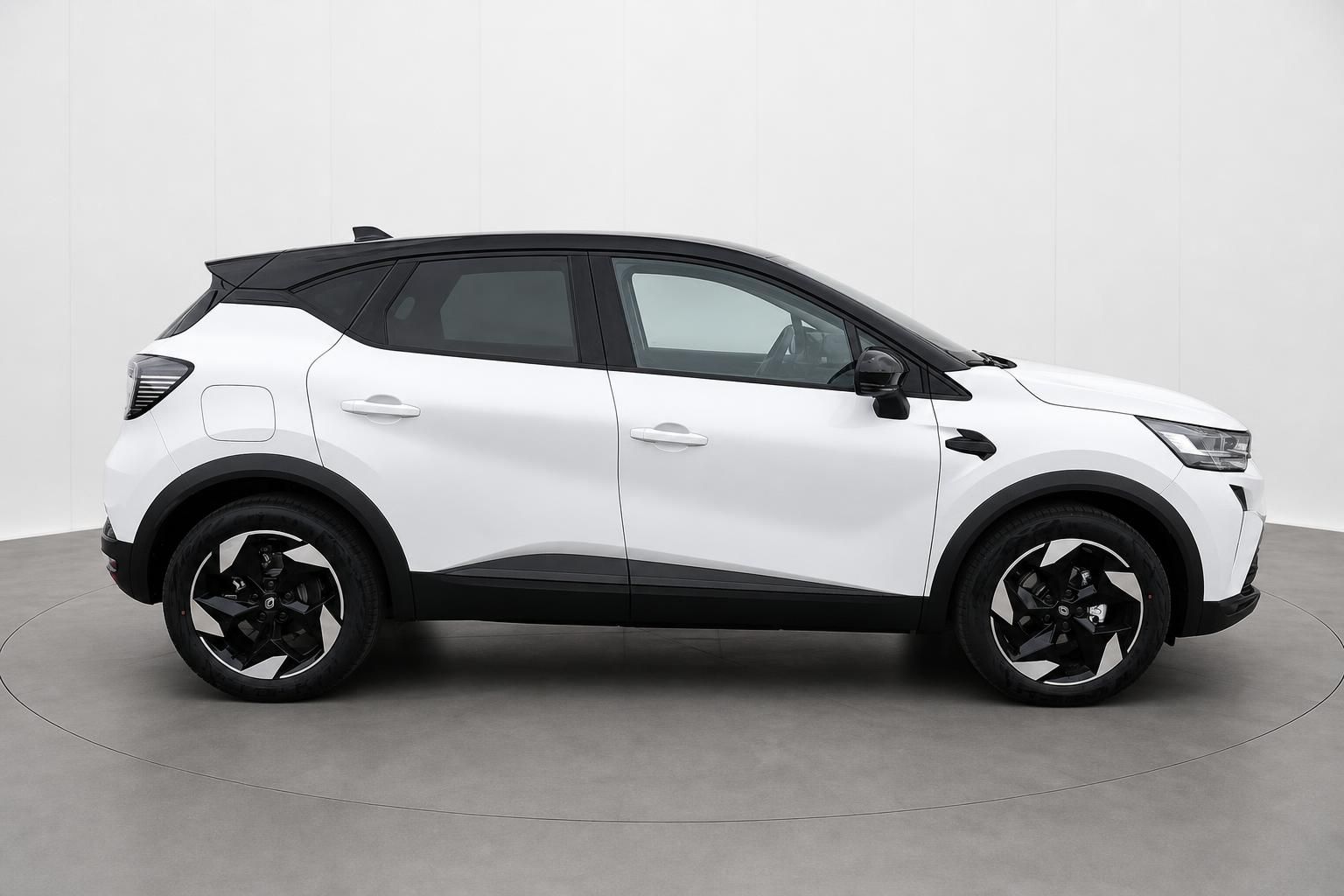 Renault Captur weiß Seitenansicht mit schwarzem Dach im Studio
