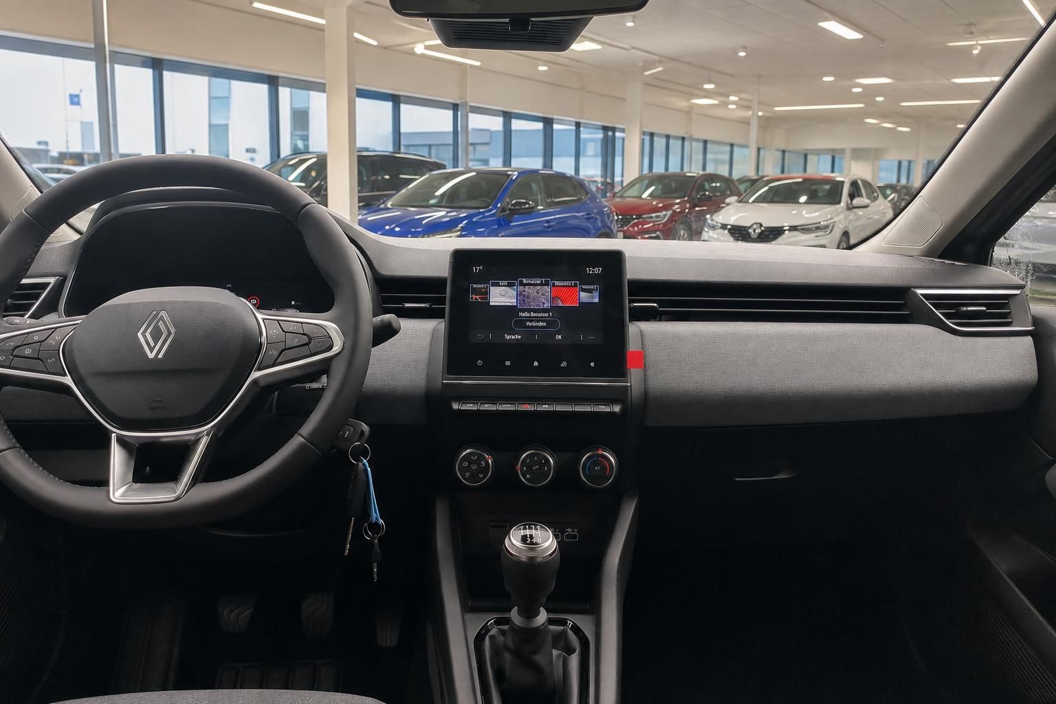 Renault Cockpit mit Lenkrad, Instrumententafel und Touchscreen-Infotainment im Fahrzeuginneren
