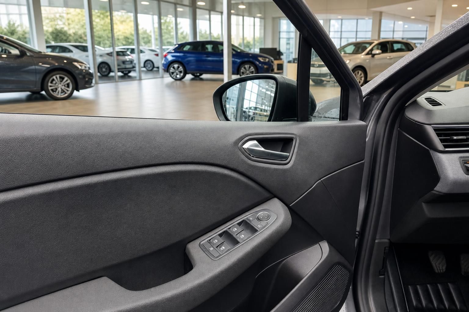 Fahrzeug Innenraum mit Türverkleidung und Fensterheberschaltern im Autohaus