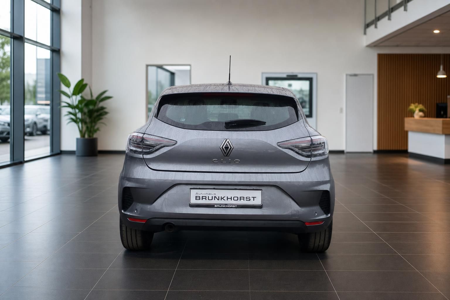 Renault Clio silber grau Heckansicht Autohaus Brunkhorts Showroom moderne LED-Rückleuchten