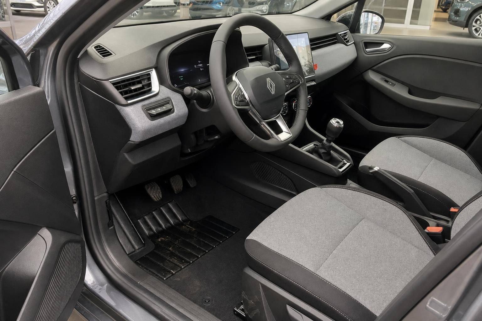 Renault Clio Innenraum schwarz grau Stoff Sitze Lenkrad Armaturenbrett Schaltknauf