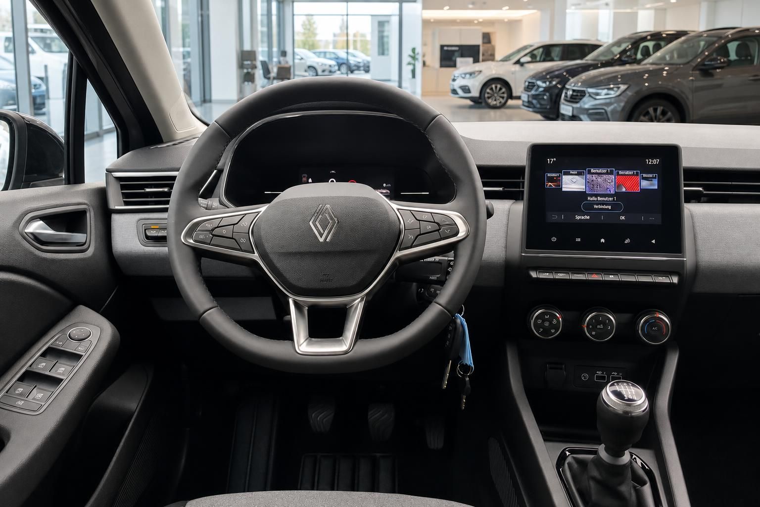 Renault Innenraum mit Lenkrad, Touchscreen-Display und Klimaanlage-Bedienfeld im Autohaus