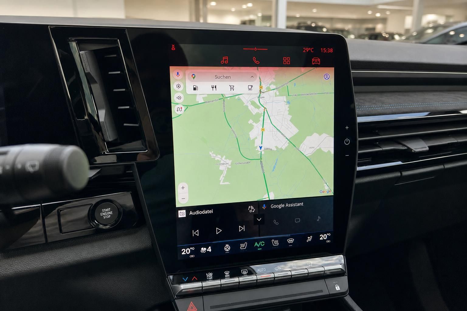 Renault Touchscreen mit Google Maps Navigation im Cockpit