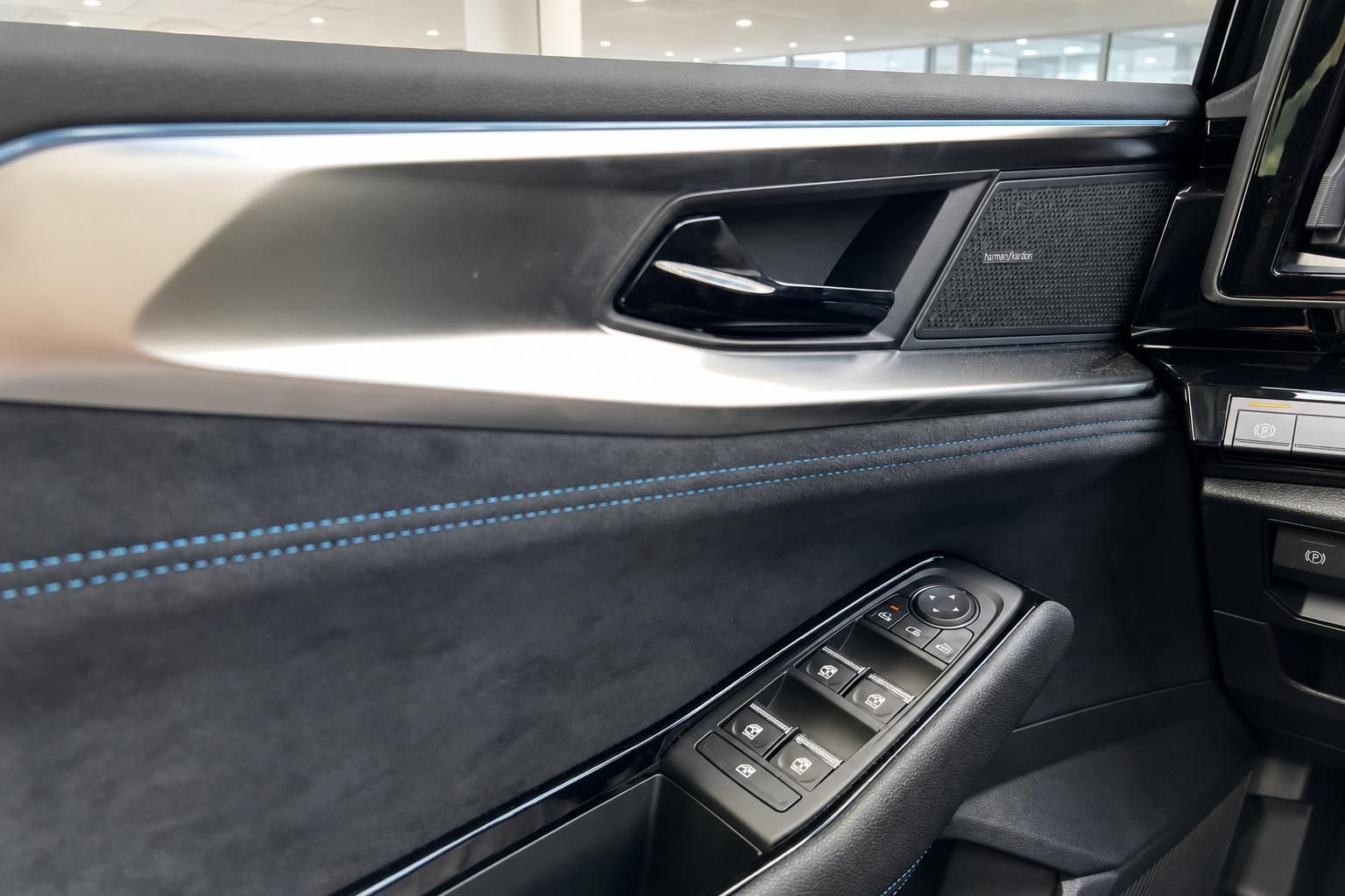 Renault Türverkleidung mit Bedienelementen und Harman Kardon Lautsprecher